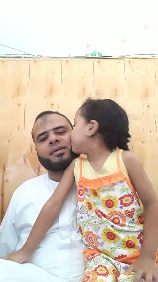 قبلة من ابنته لرضا حمد