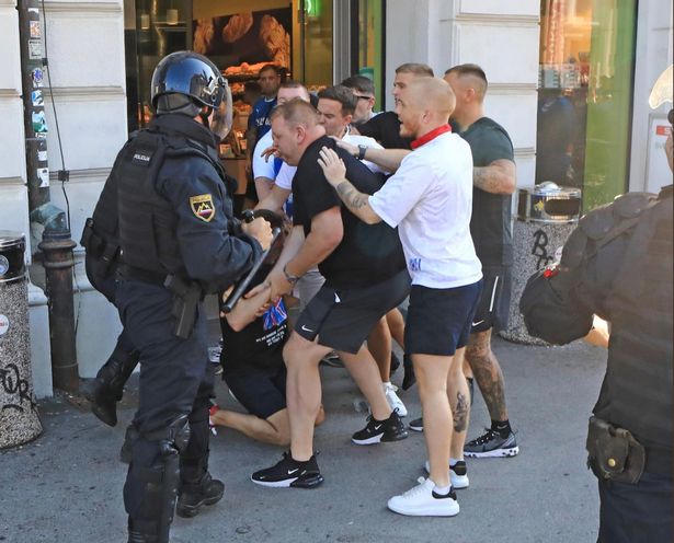 اشتباكات الشرطة السلوفينية وجماهير رينجرز (3)