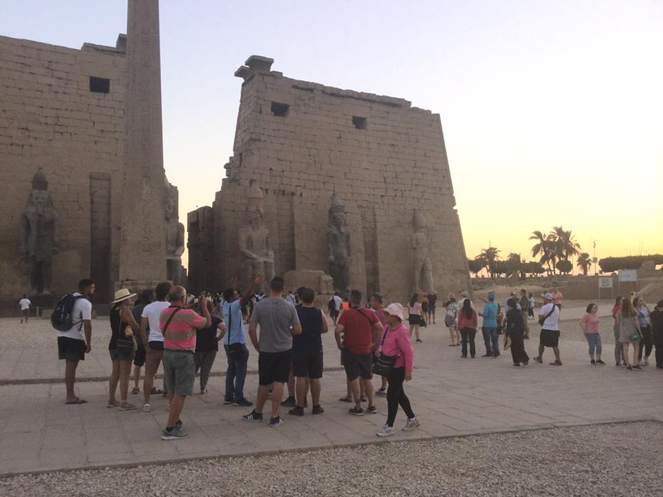 السياح يتوافدون على زيارة معابد وتماثيل الملوك