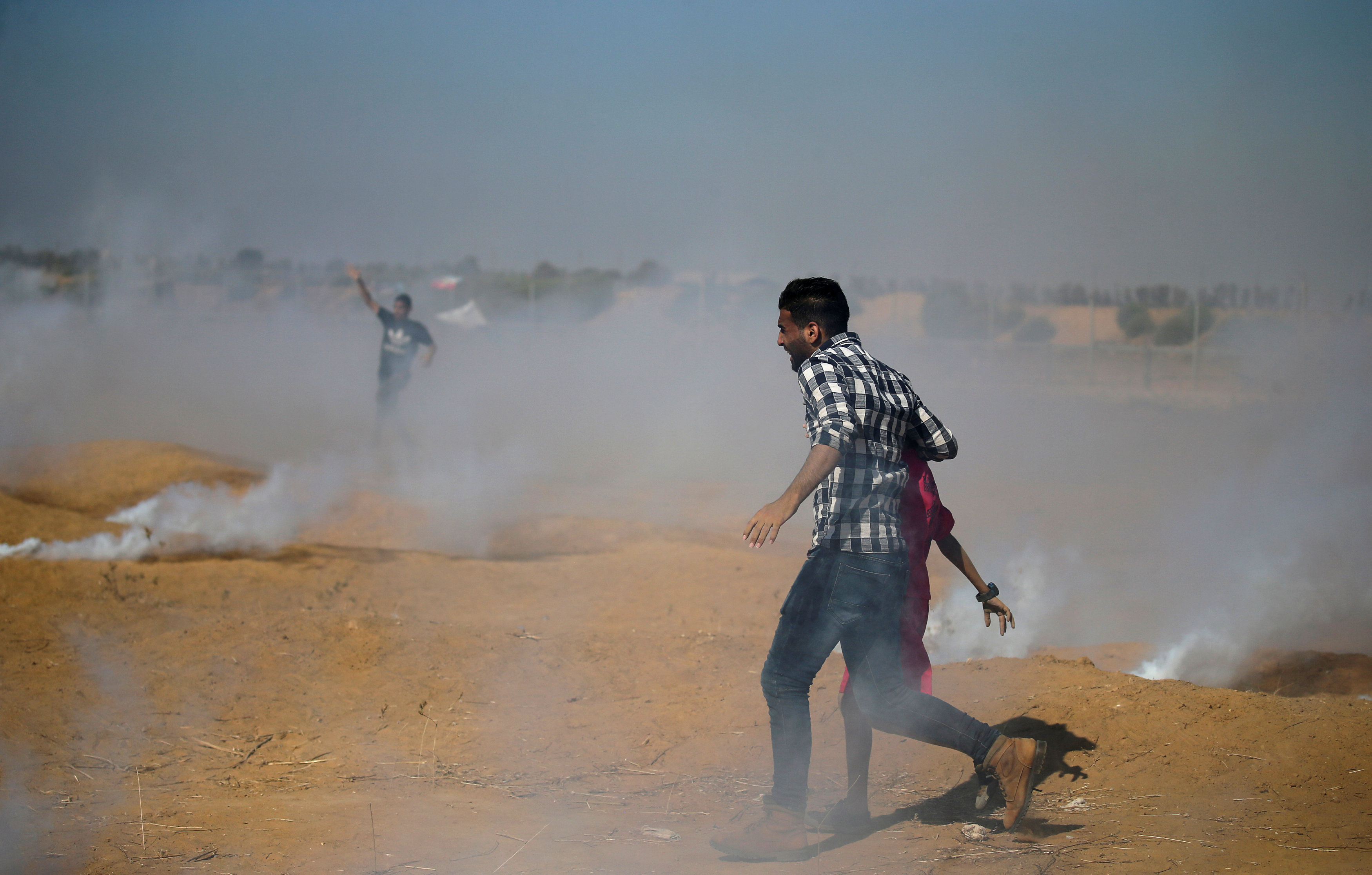 الادخنة المسيلة للدموع تعلو غزة