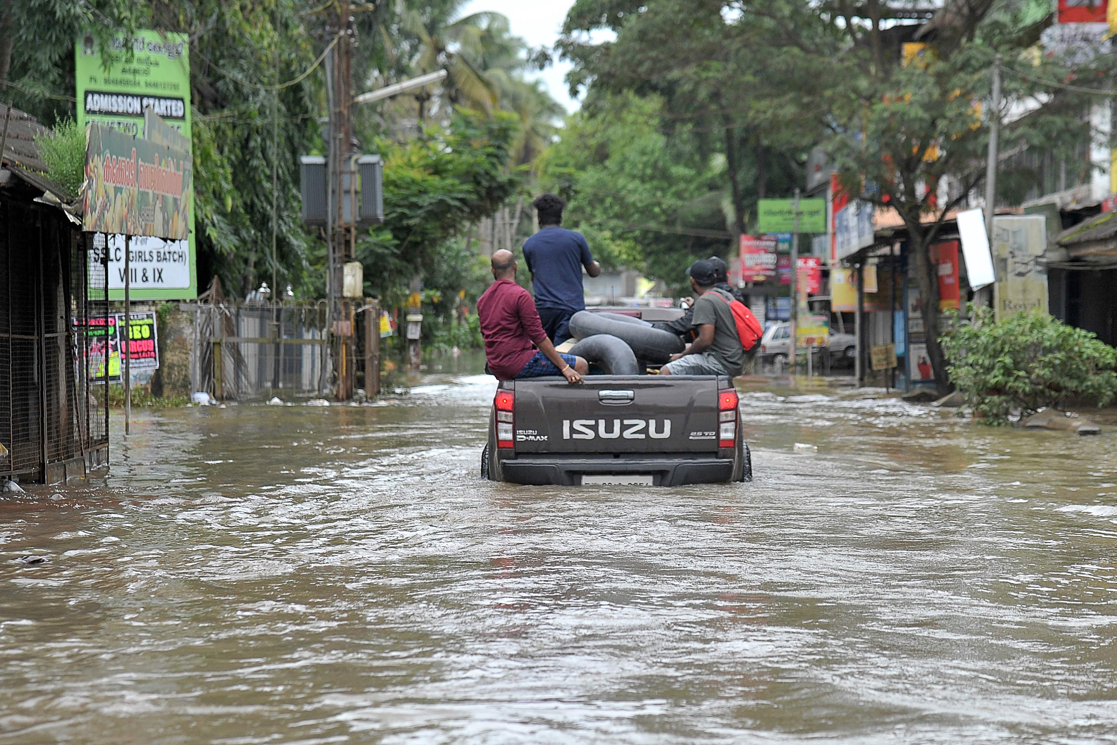 جانب من الفيضانات الغزيرة بالهند 