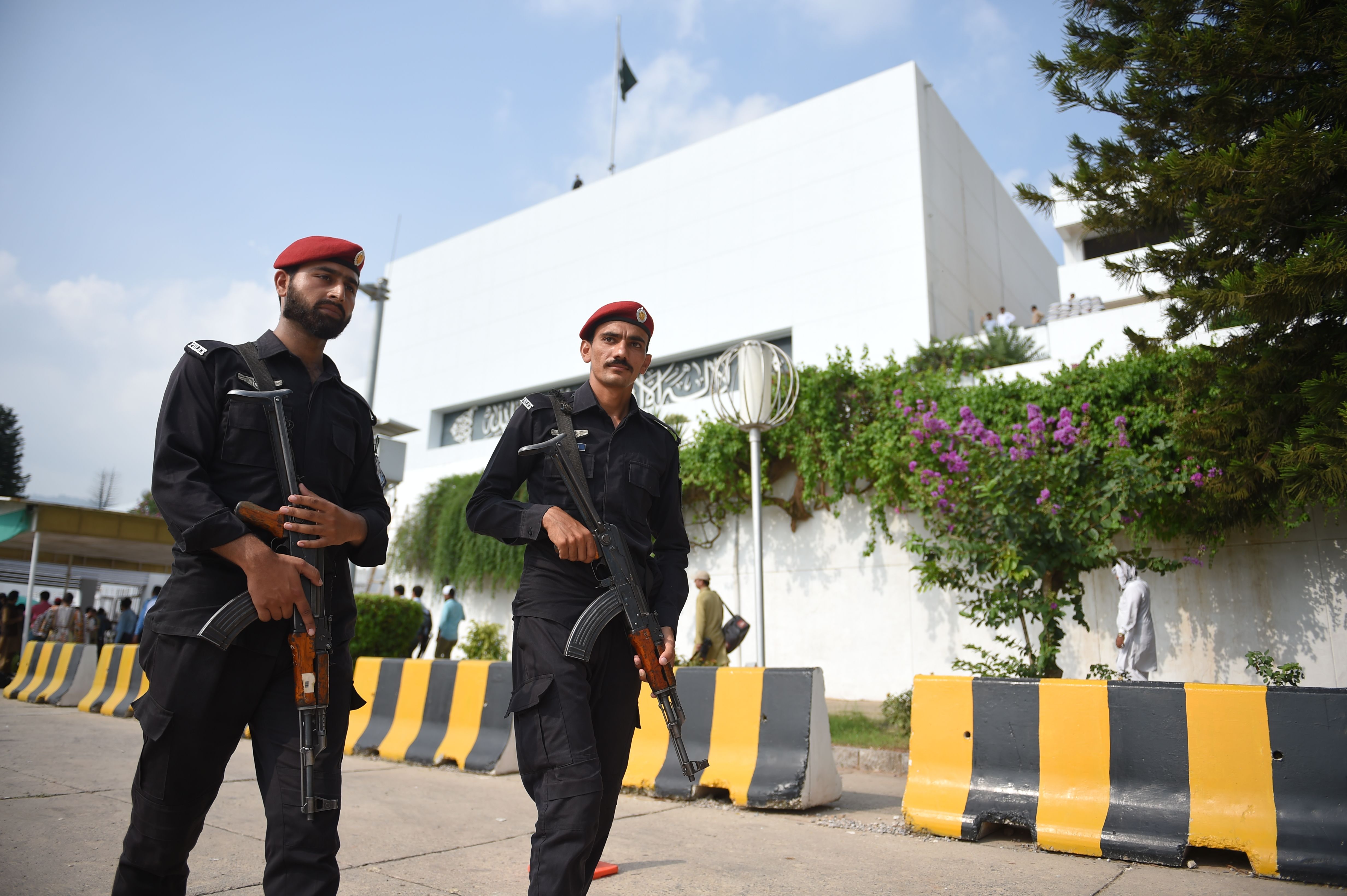 الشرطة الباكستانية عقب اعلان النتيجة لتأمين الاحتفالات