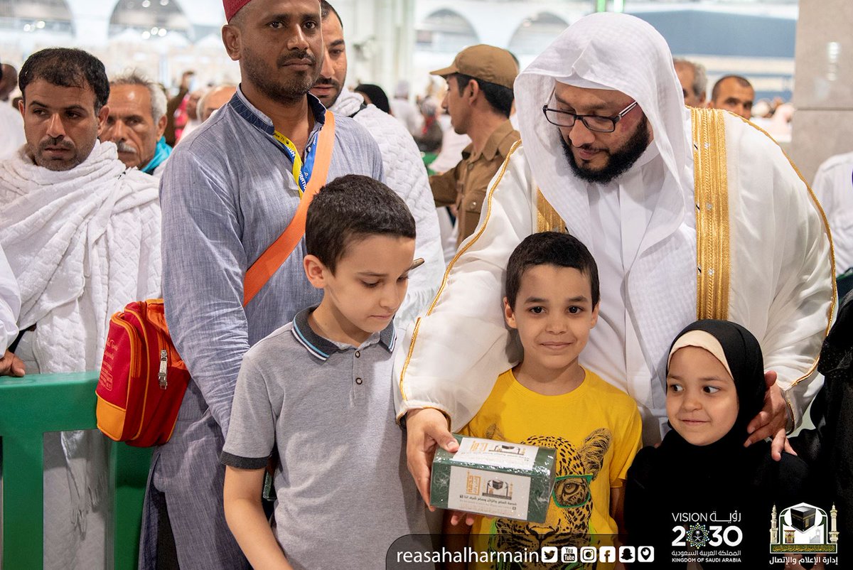 توزيع هدايا على الأطفال داخل المسجد الحرام