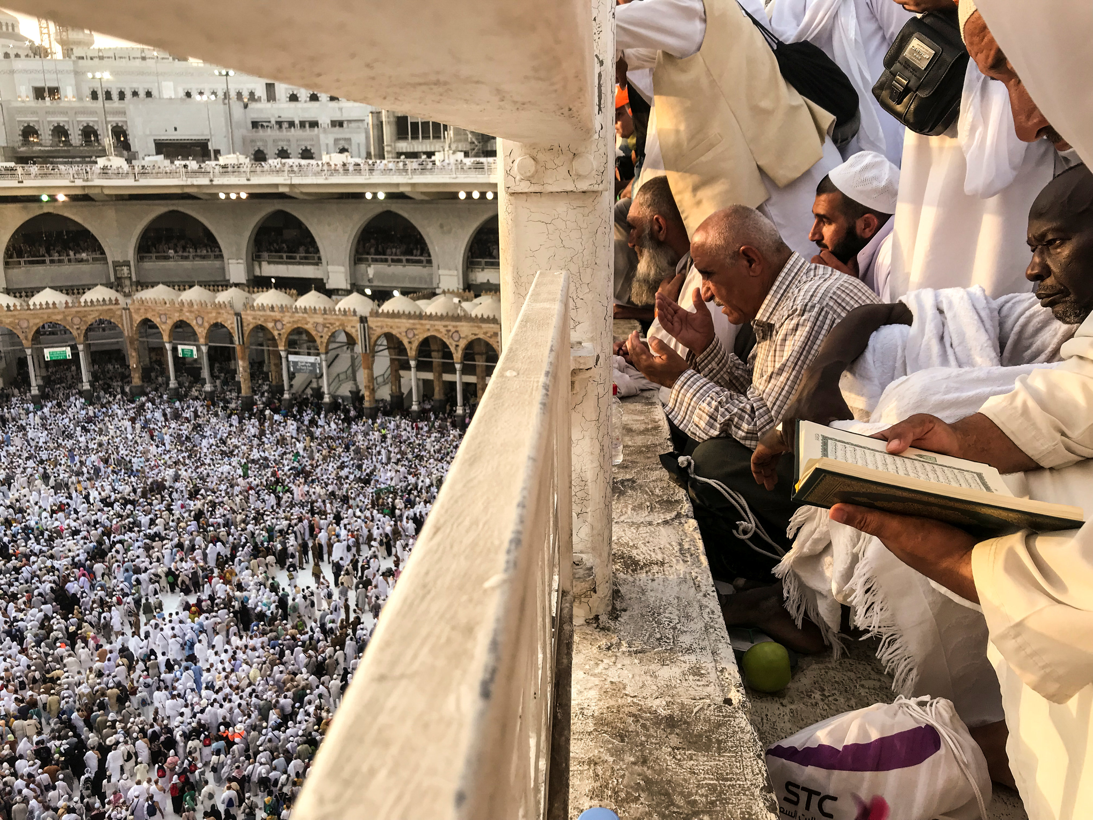 Сколько человек в мекке. Мечеть Мекка паломничество. Саудовская Аравия паломничество Мекка. Хадж Мекка Медина.