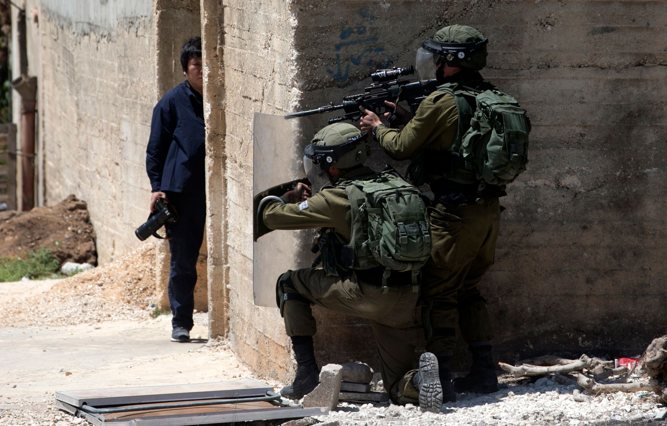 اطلاق رصاص قوات الاحتلال على شباب فلسطين