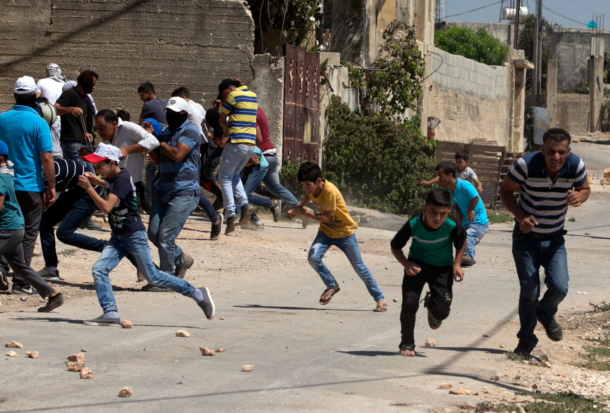 هروب شباب الانتفاضة من رصاص قوات الاحتلال