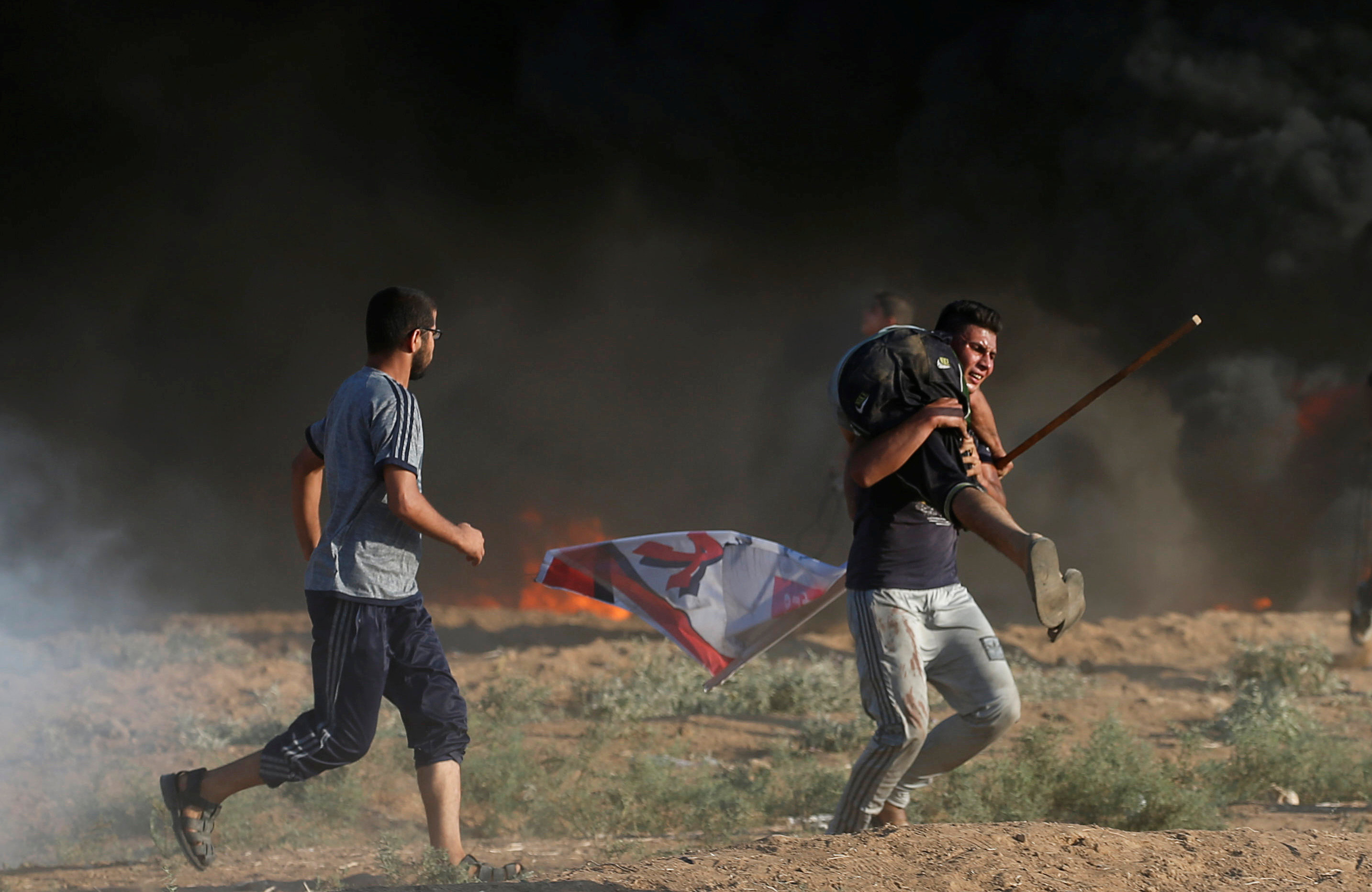 شاب ينقذ صديقه بعد اصابته من قوات الاحتلال