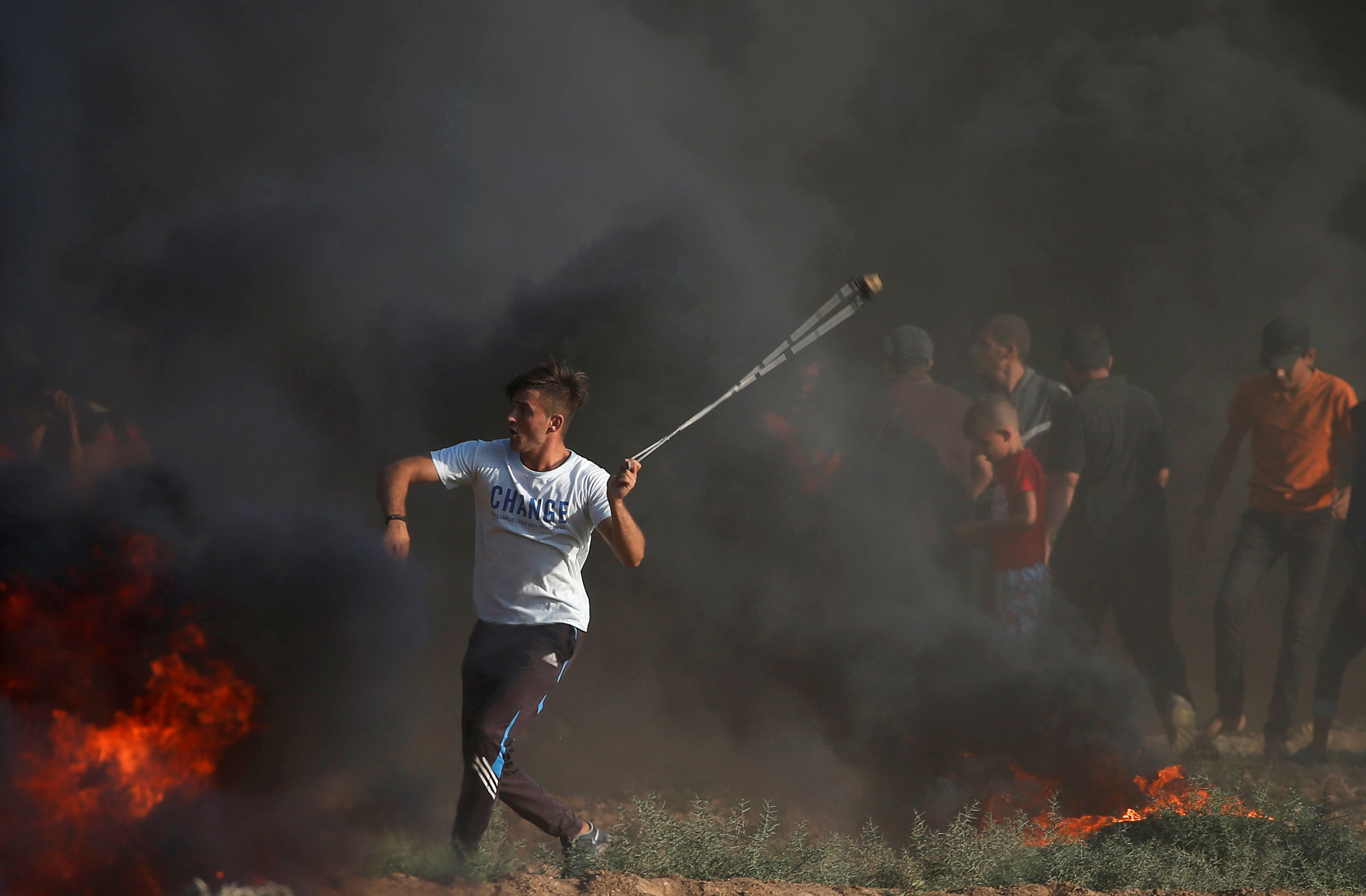 شباب الانتفاضة يطلق الحجارة على قوات الاحتلال 