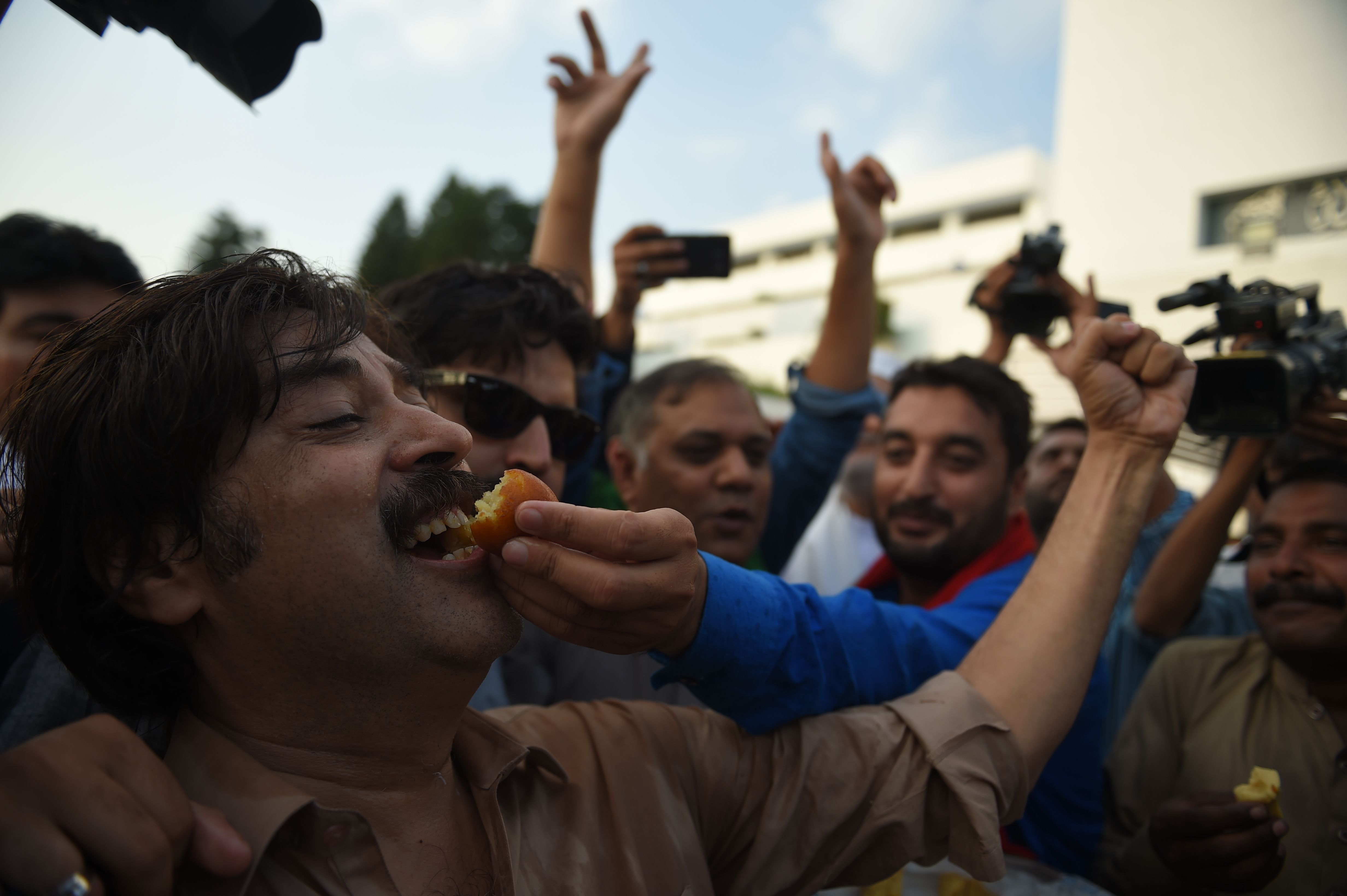 مؤيدو عمران خان يرددون شعاراتهم وهم يحتفلون بعيد انتخاب خان رئيسًا للوزراء