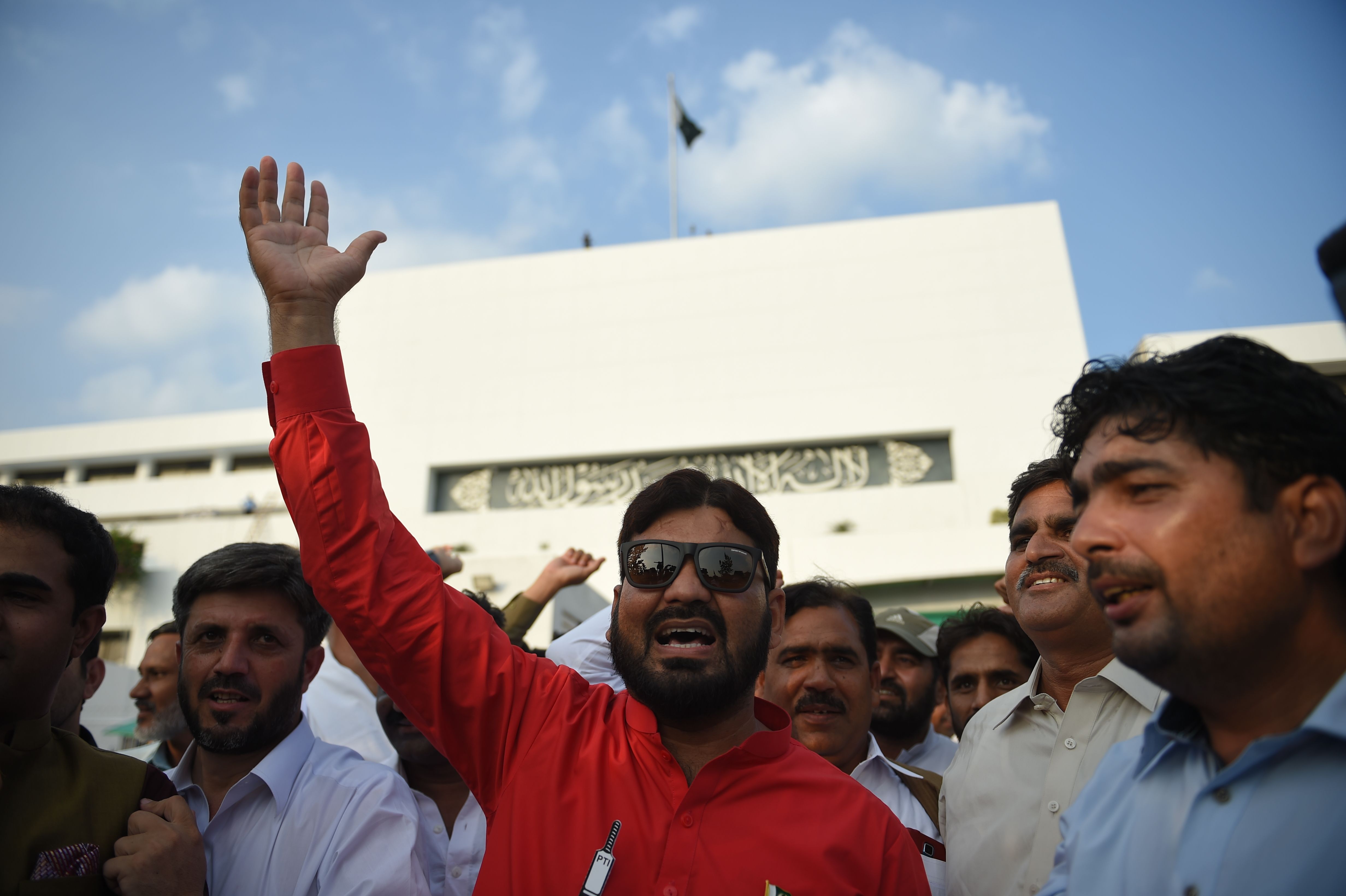 باكستانيين يعبرون عن فرحتهم بترديد شعارات مؤيدة لرئيس الوزراء الجديد