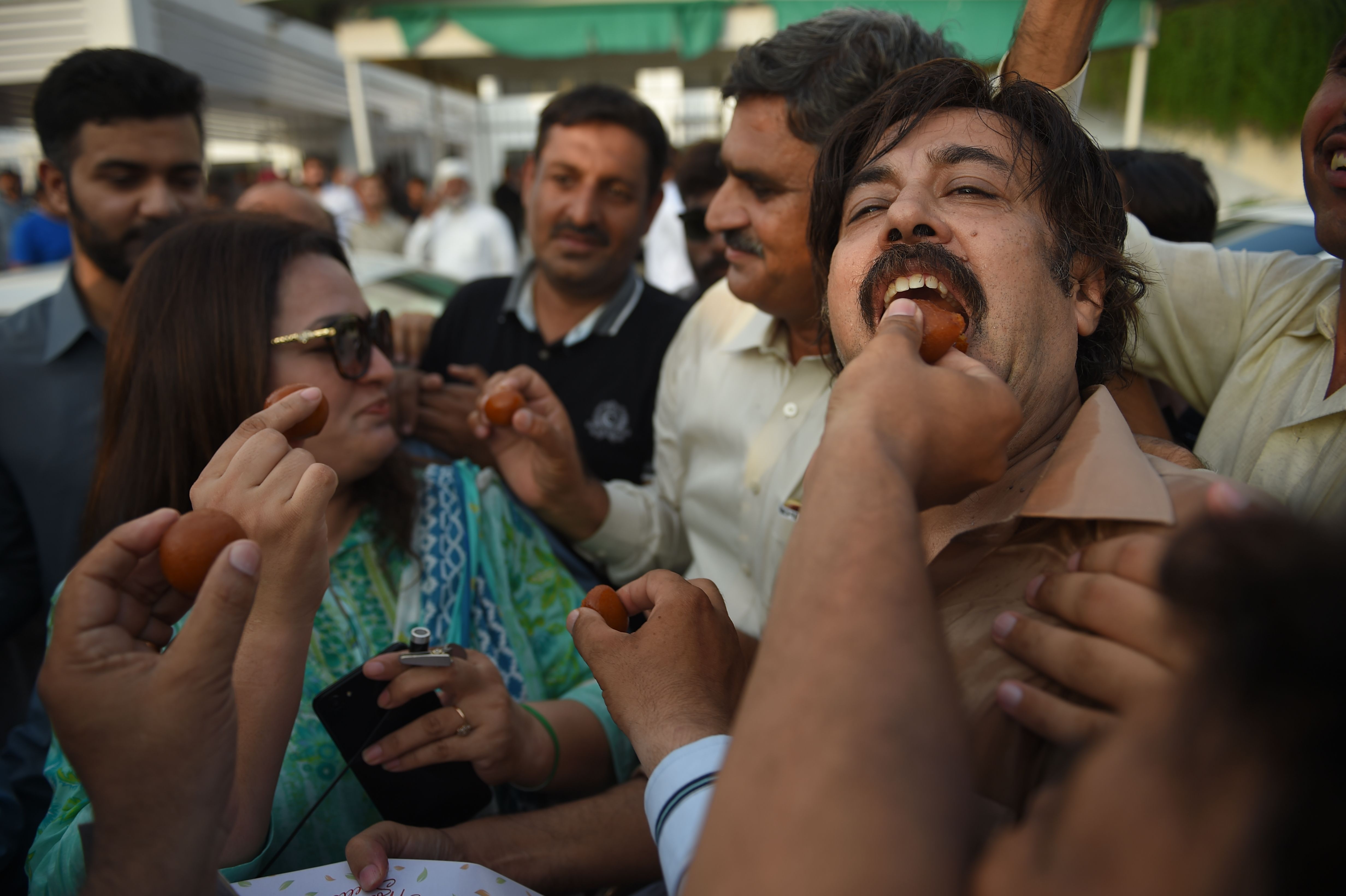 توزيع حلوى احتفالا بعمران خان