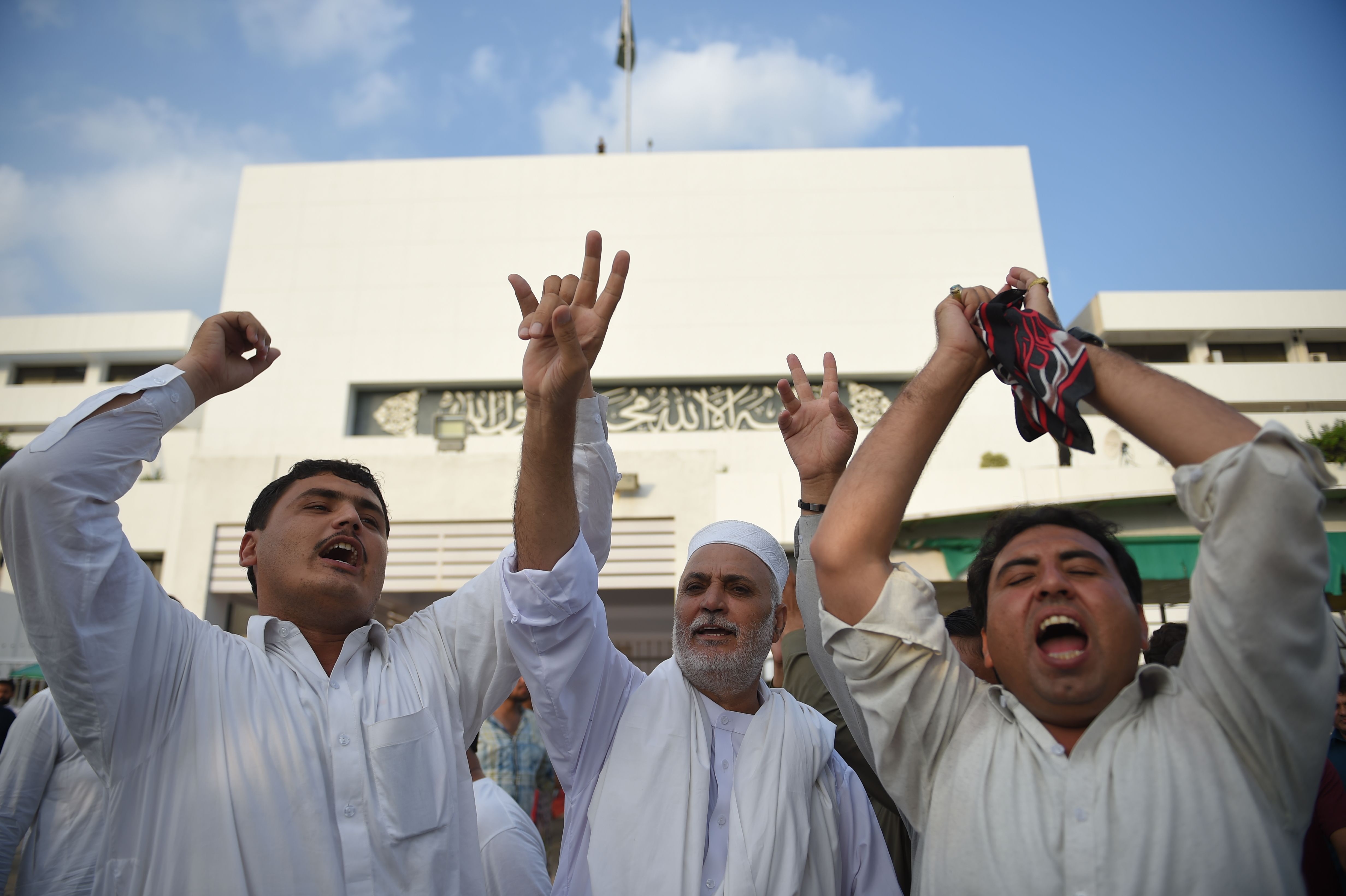 الشعب الباكستانى يعبر عن سعادته بفوز رئيس الوزراء الجديد