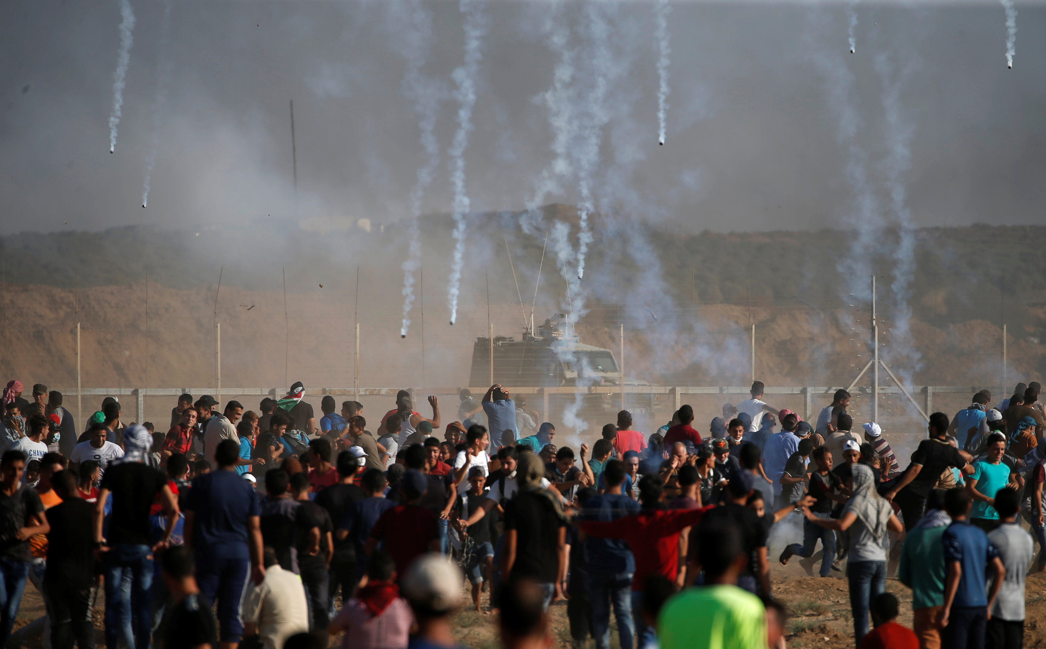 شباب الانتفاضة بالحجارة يواجهون رصاص الاحتلال