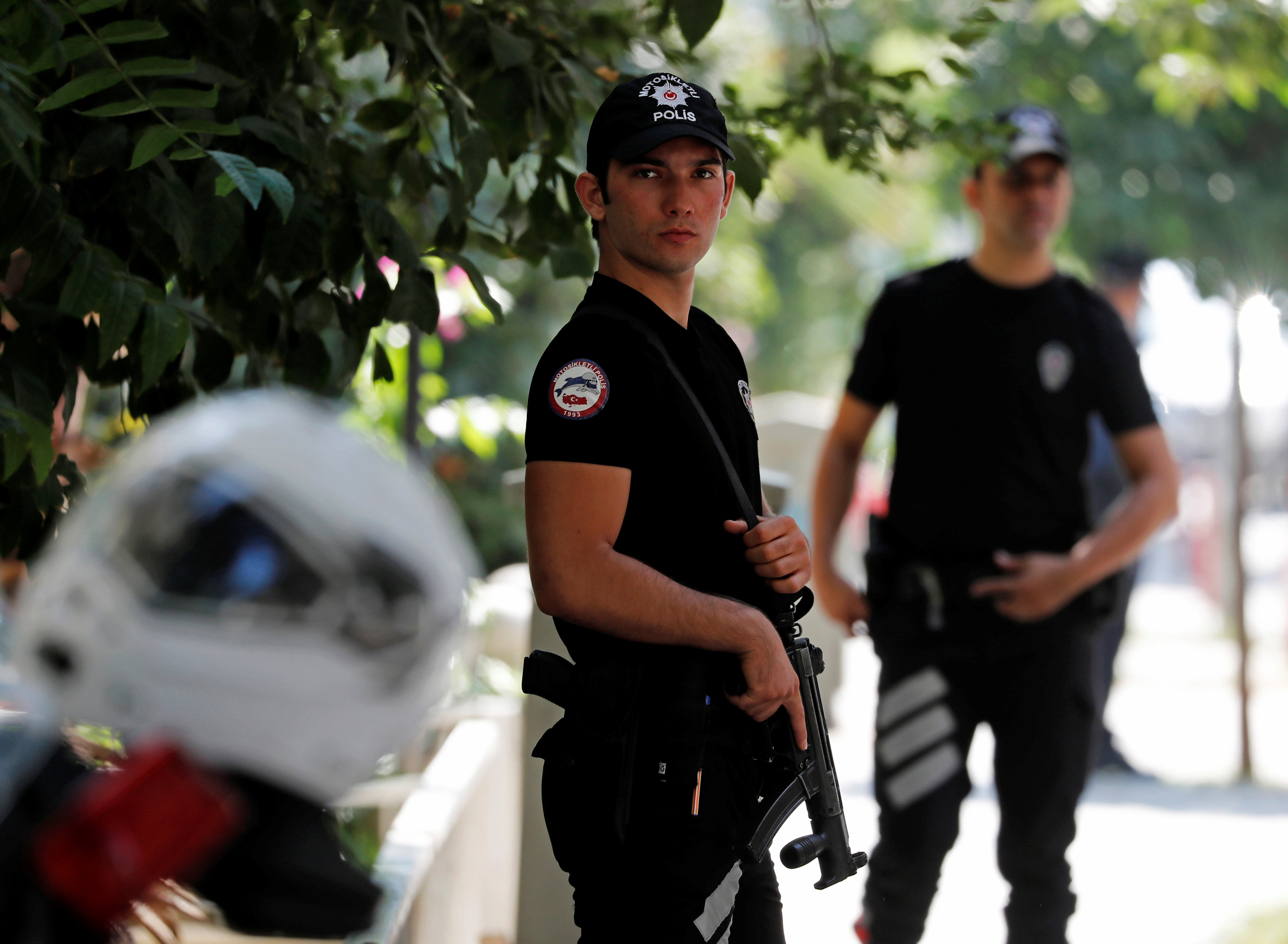 تواجد الشرطة التركية أمام منزل القس الأمريكى 