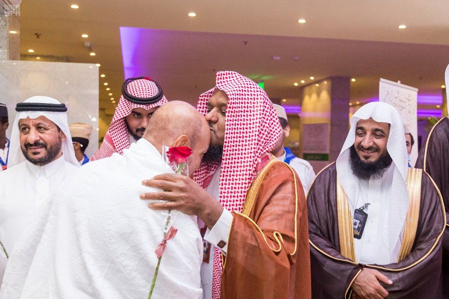 قبلة سعودية على رأس والد شهيد مصري