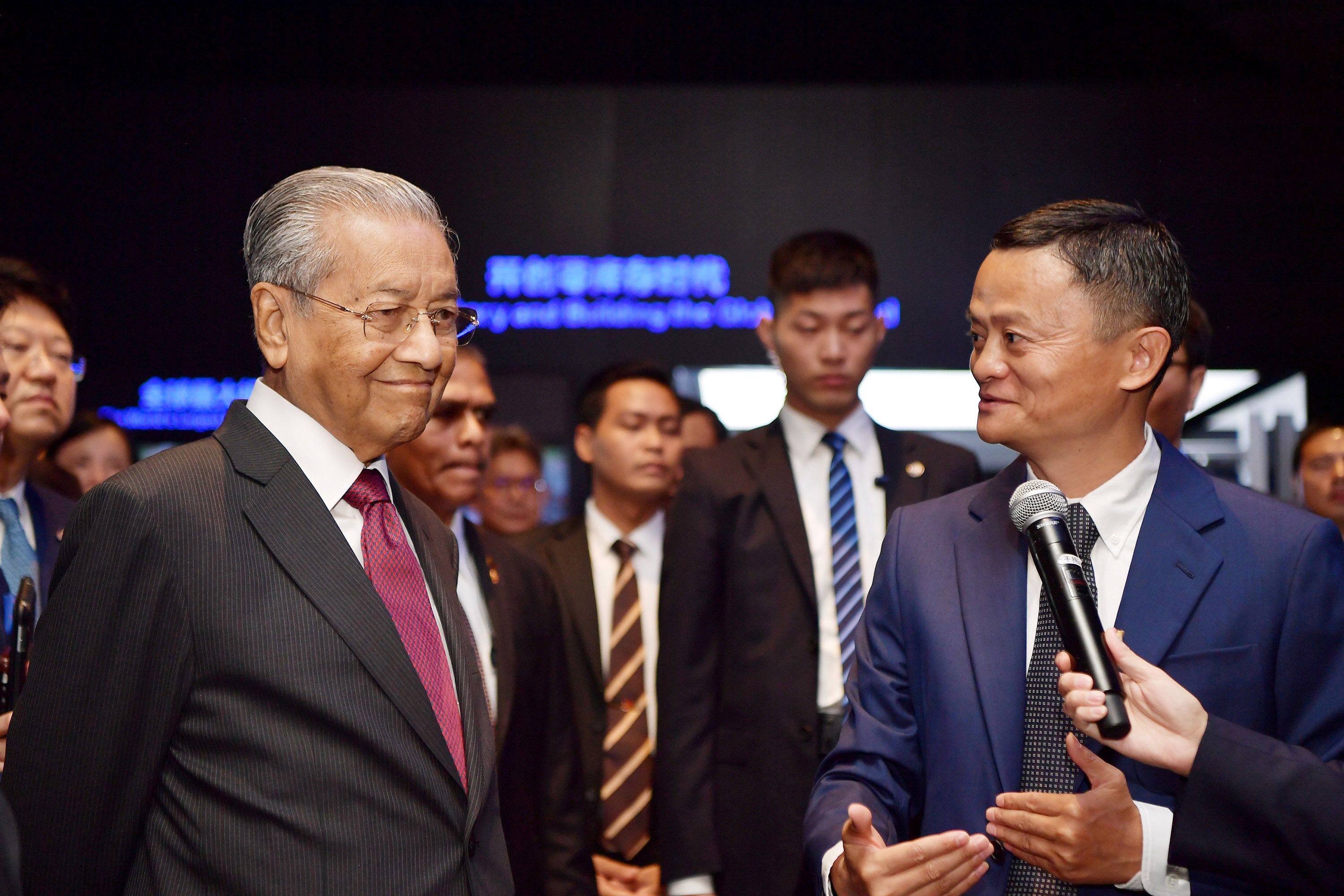 حوار بين رئيس الوزراء الماليزى ومسؤول الشركة الصينية