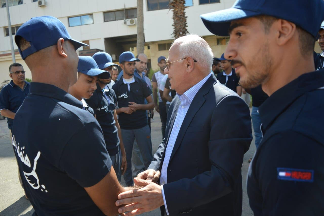 محافظ بورسعيد وشباب مبادرة هنضف بلدنا (2)