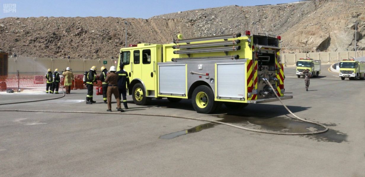 سيارات الإطفاء خلال تدريبات تأمين المناسك