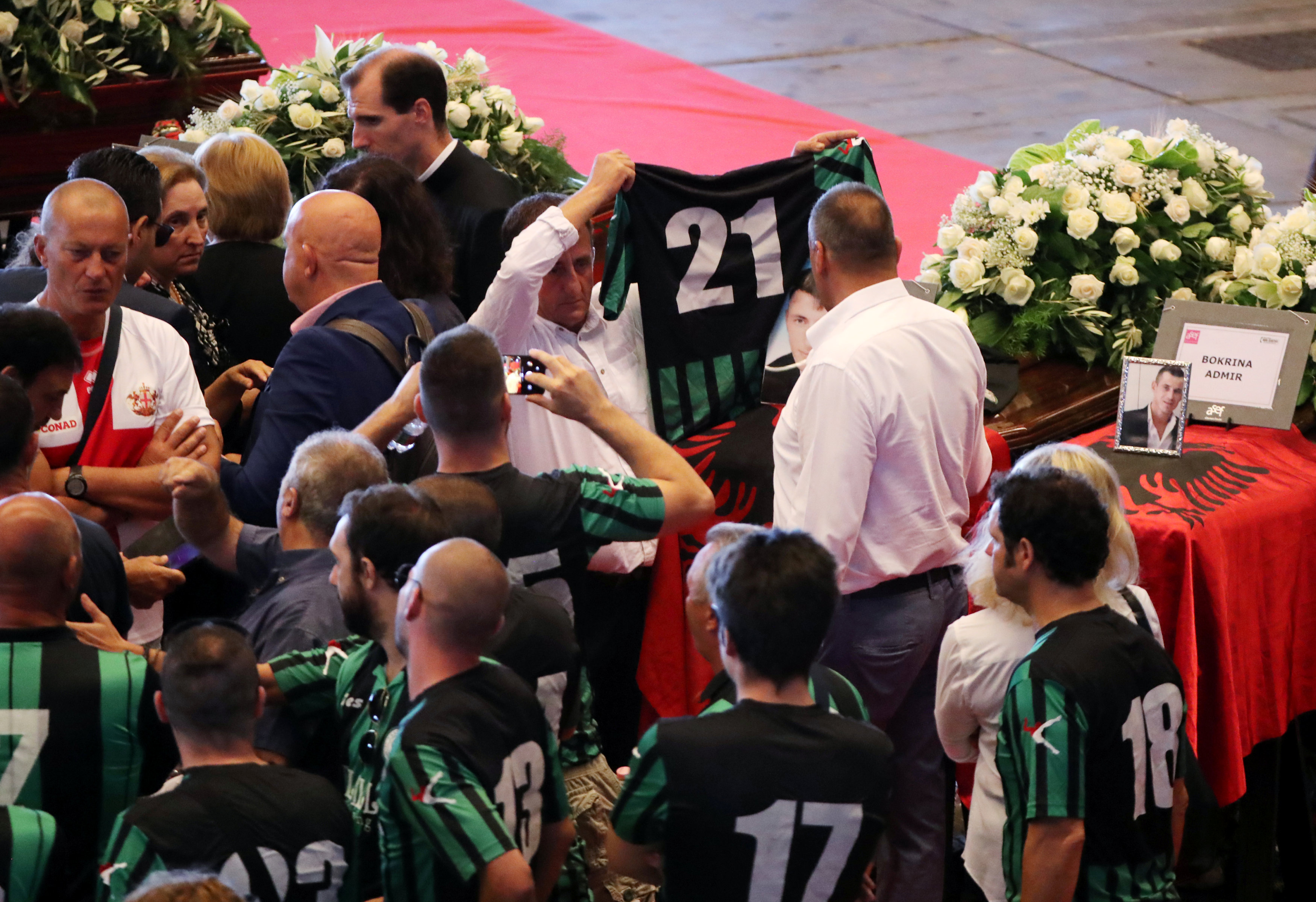 مجموعة من الإيطاليين يودعون ضحايا حادث جنوة