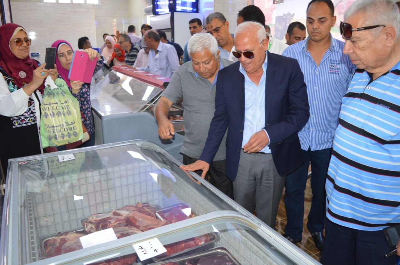 محافظ بورسعيد يفتتح منفذ جديد لتوزيع اللحوم ببورفؤاد  (4)