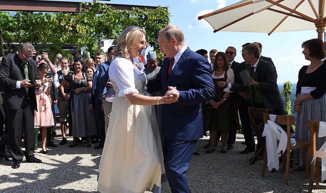 بوتين يرقص مع وزيرة خارجية النمسا 