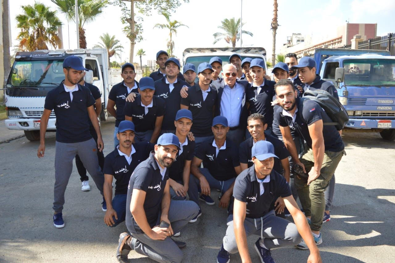 محافظ بورسعيد وشباب مبادرة هنضف بلدنا (3)