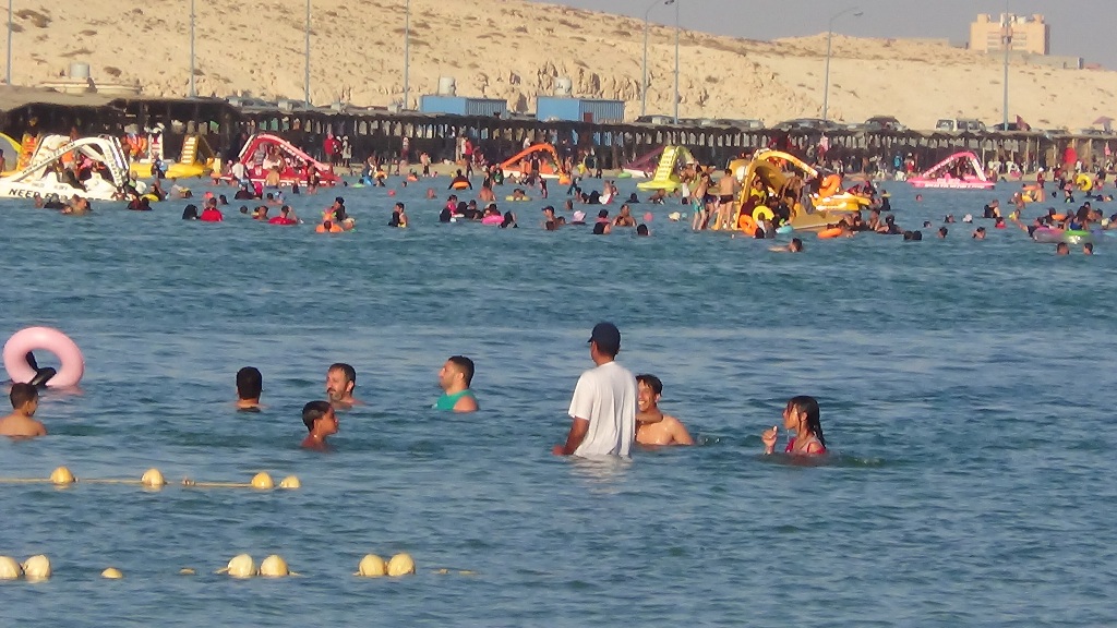 صورة من داخل البحر تظهر الزحام على شواطئ مرسى مطروح