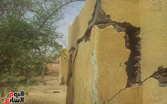 آثار جيوش النمل الأبيض في جدران أحد منازل القرية