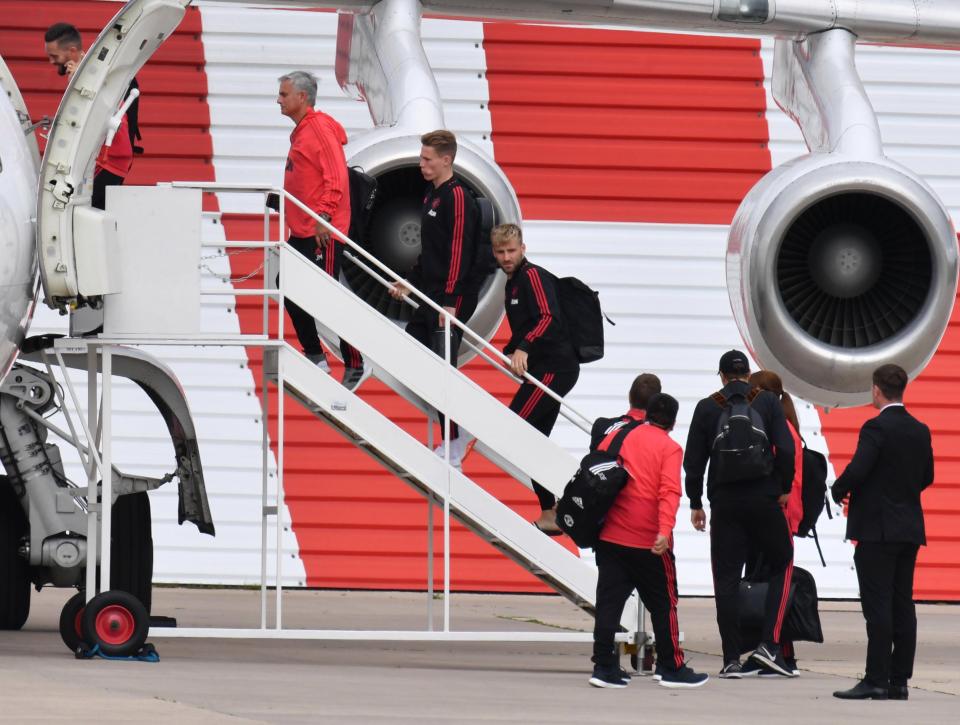 مانشستر يونايتد يسافر على متن طائرة