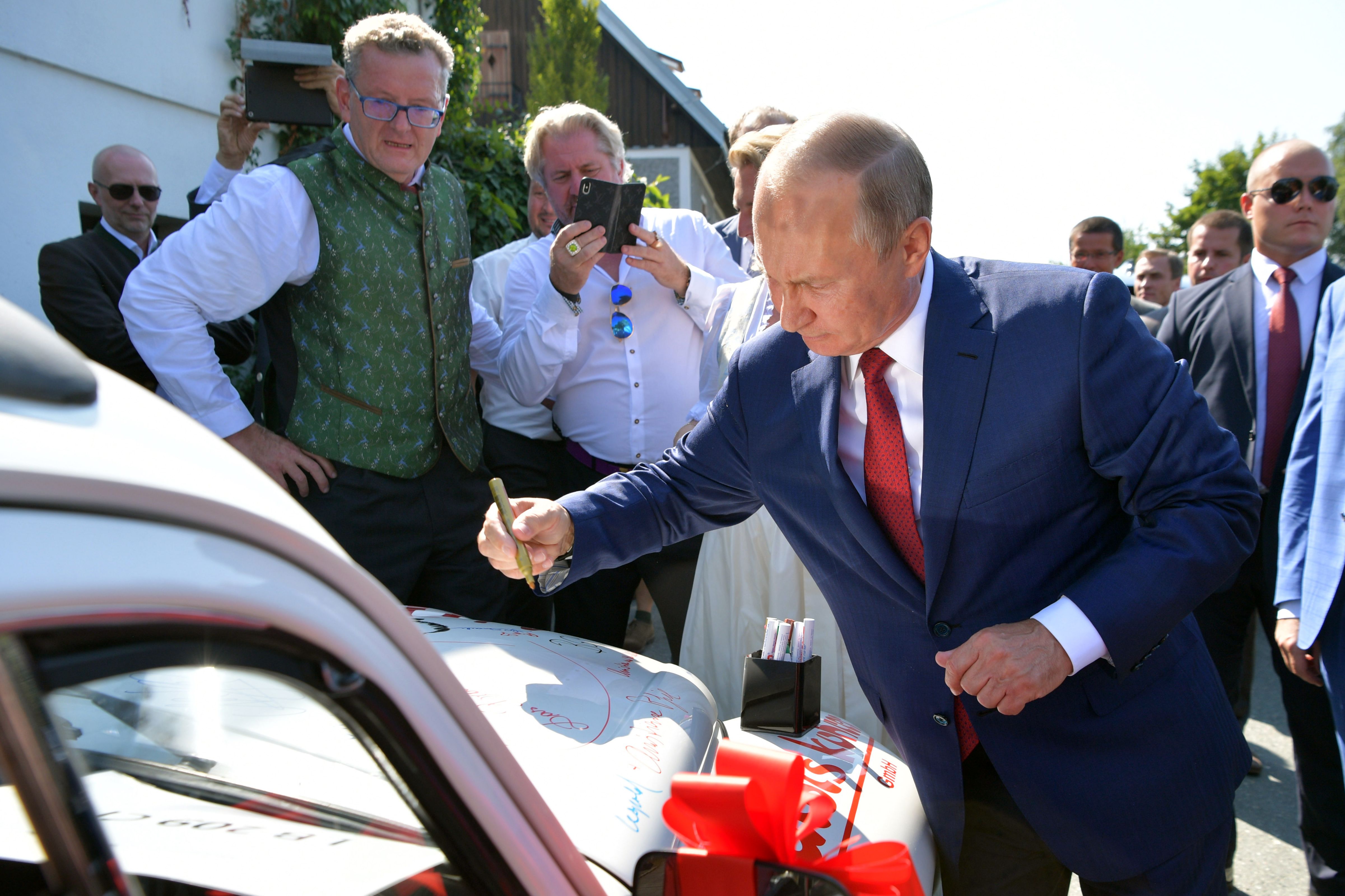 بوتين يوقع حضوره على سيارة العروسين