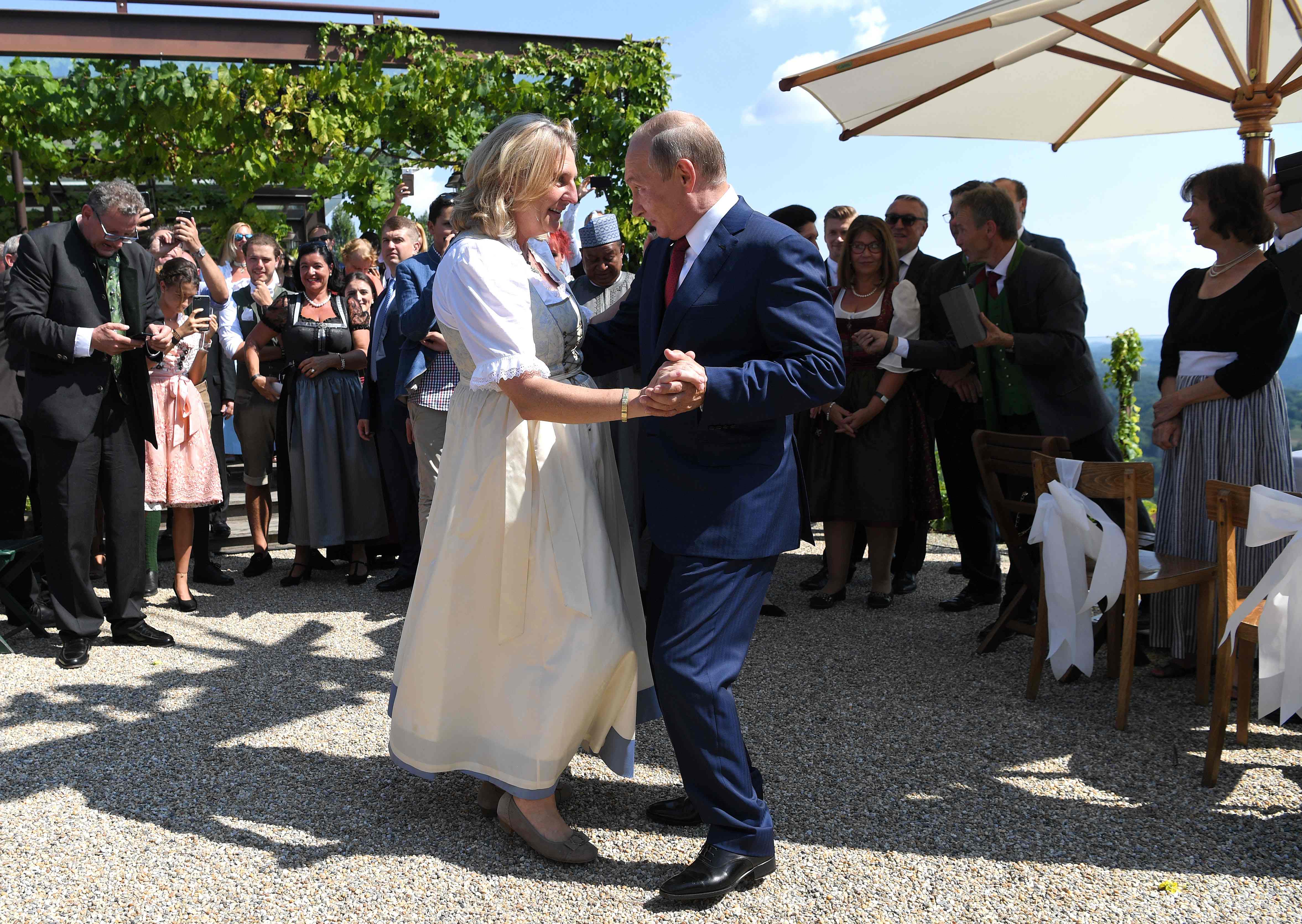 رقصة بوتين والعروس