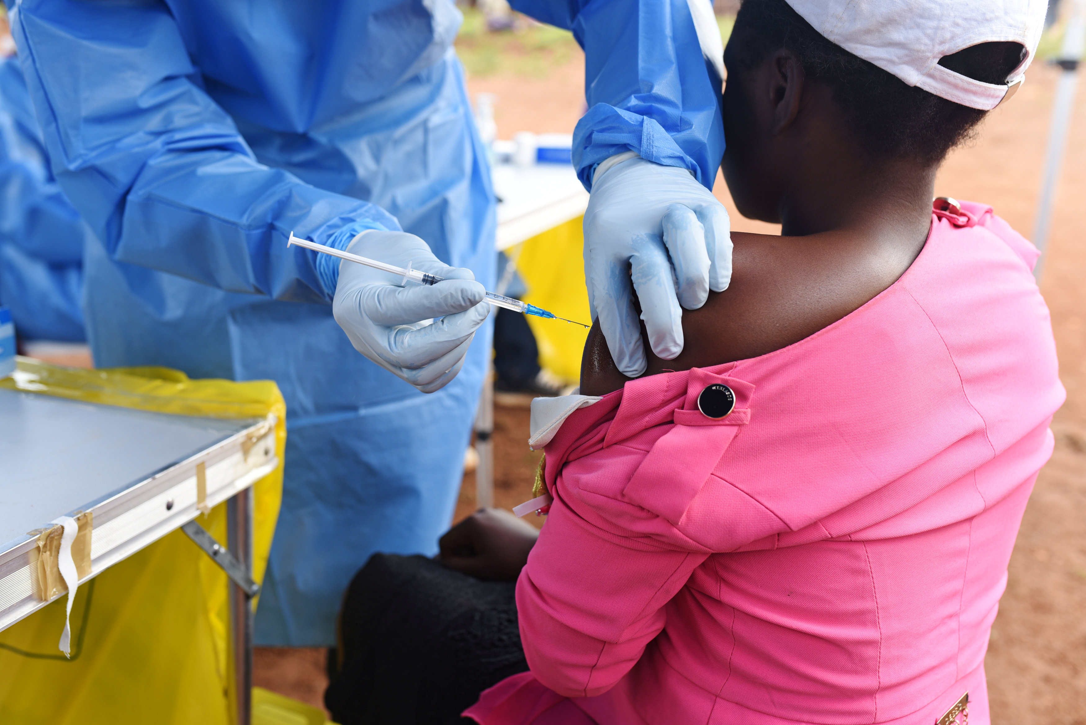 تلقى لقاح ضد الايبولا