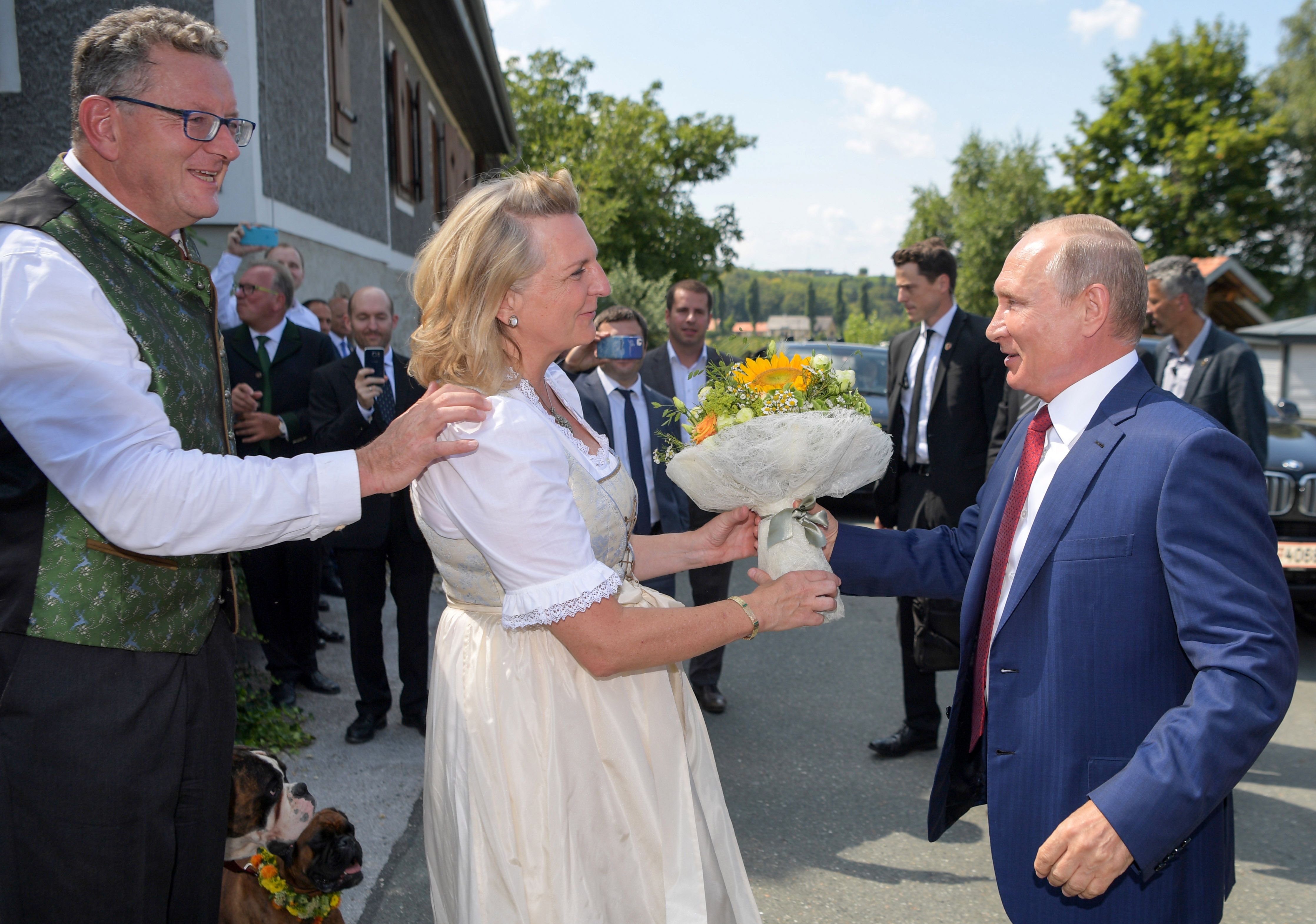 بوتين يقدم الزهور لوزيرة خارجية النمسا كارين كنيسل
