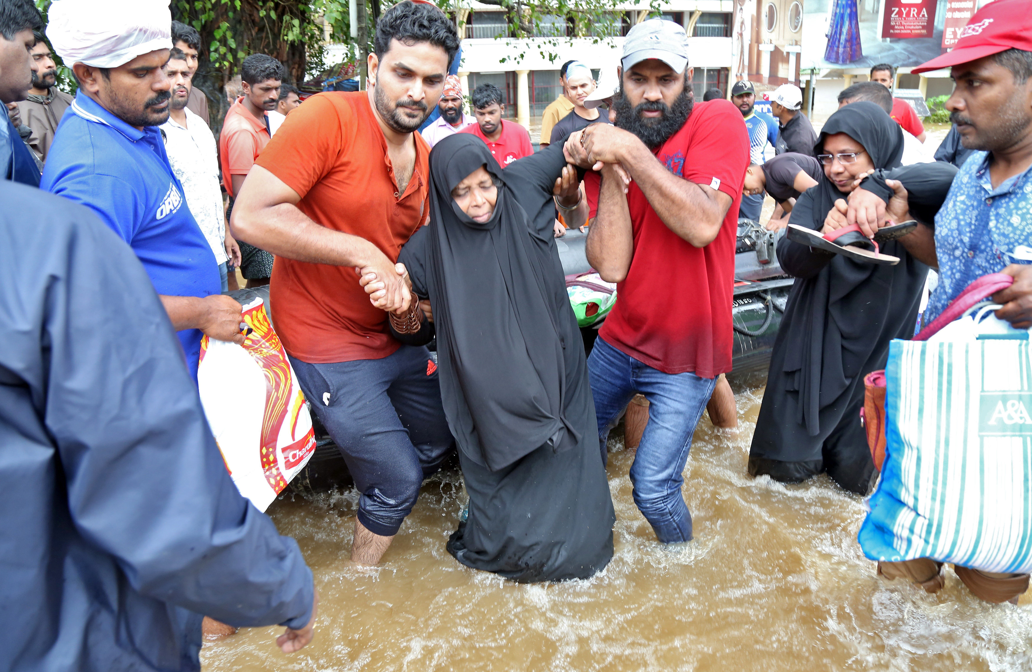 سيدة هندية خلال الفيضانات 