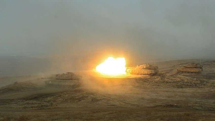 دبابات إسرائيلية تشارك في مناورة عسكرية