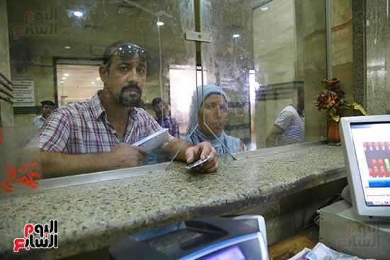 يوم الحشر فى محطة مصر.. طوابير طويلة أمام شابيك حجز قطارات الصعيد