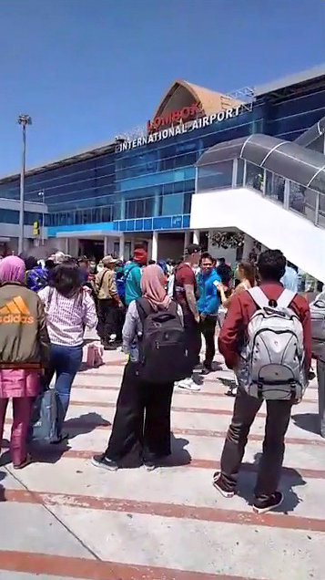 إجلاء مواطنين من مطار بعد الزلزال 