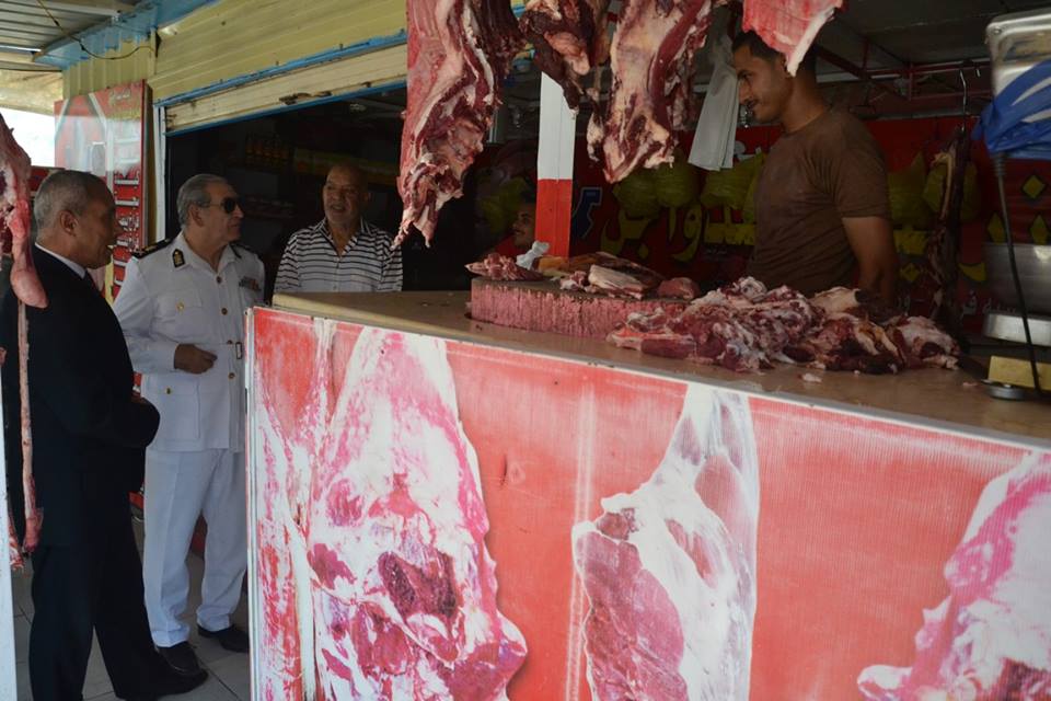 محافظ السويس ومدير الأمن يتفقدان محطة سيارات الأجرة ومنفذ بيع اللحوم (3)