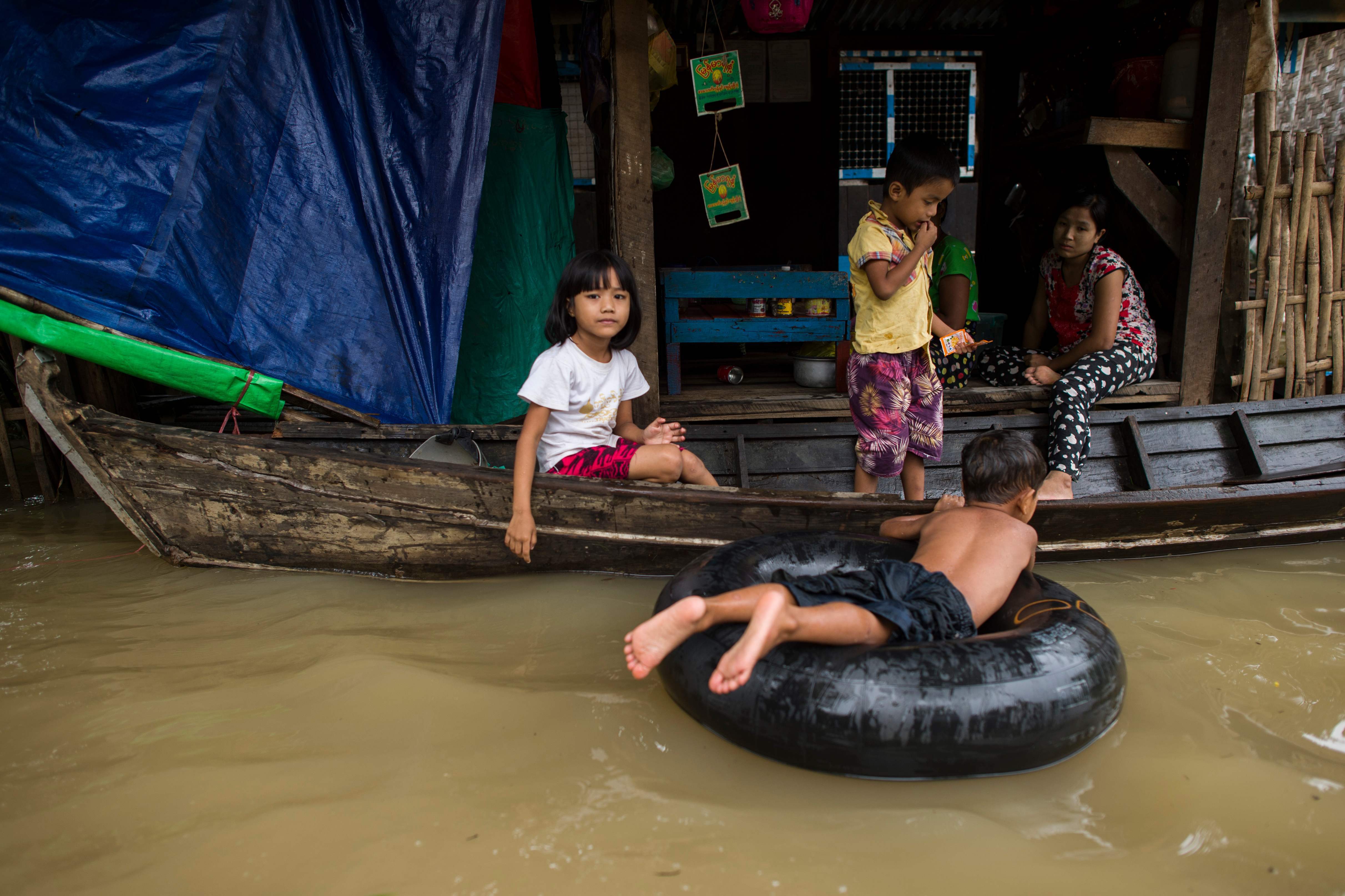 أطفال تسبح فى مياه الفيضانات