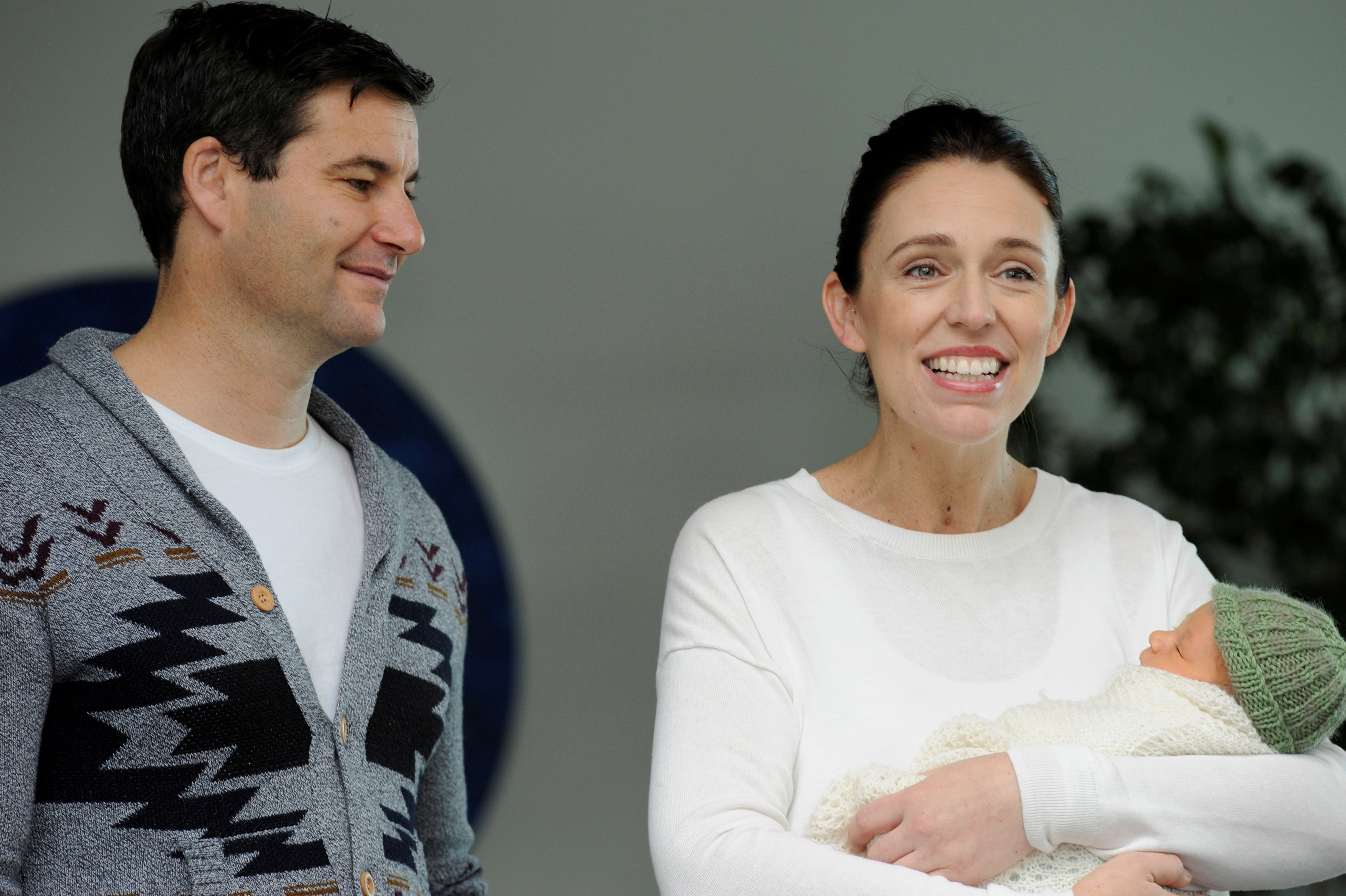 رئيسة وزراء نيوزيلندا مع مولودها الجديد