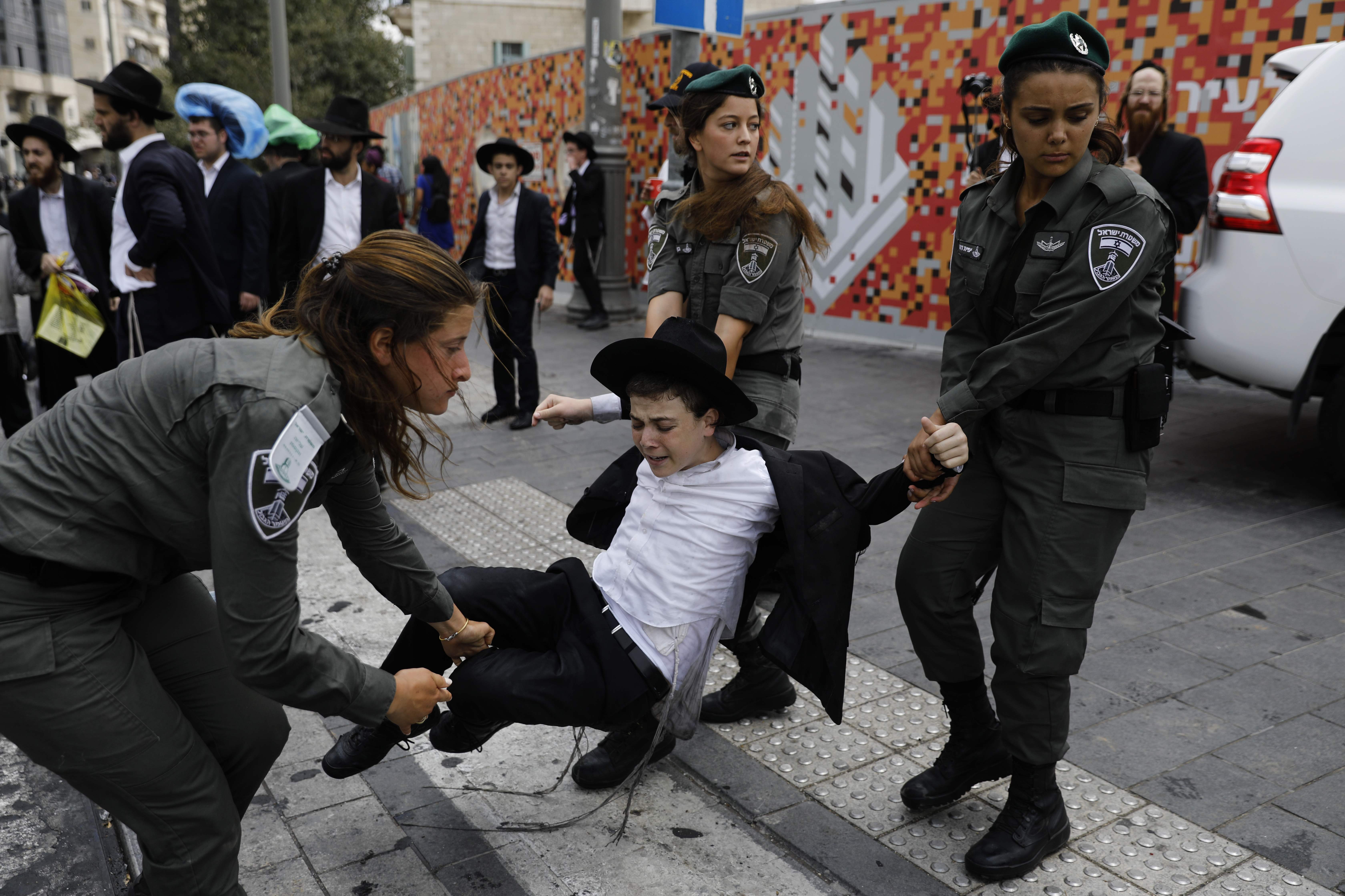 الشرطة الإسرائيلية تعتدى على المتظاهرين اليهود
