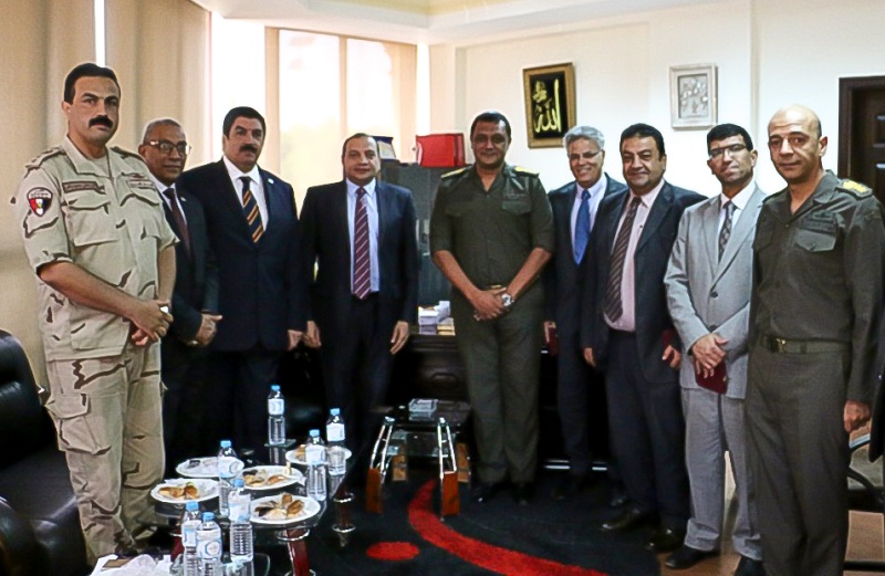 رئيس جامعة بنى سويف خلال زيارة جهاز الرياضة بالقوات المسلحة  (2)