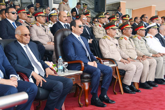 صور الرئيس السيسى يشهد الاحتفال بتخريج الدفعة 156 متطوعين من ضباط الصف المعلمين (1)
