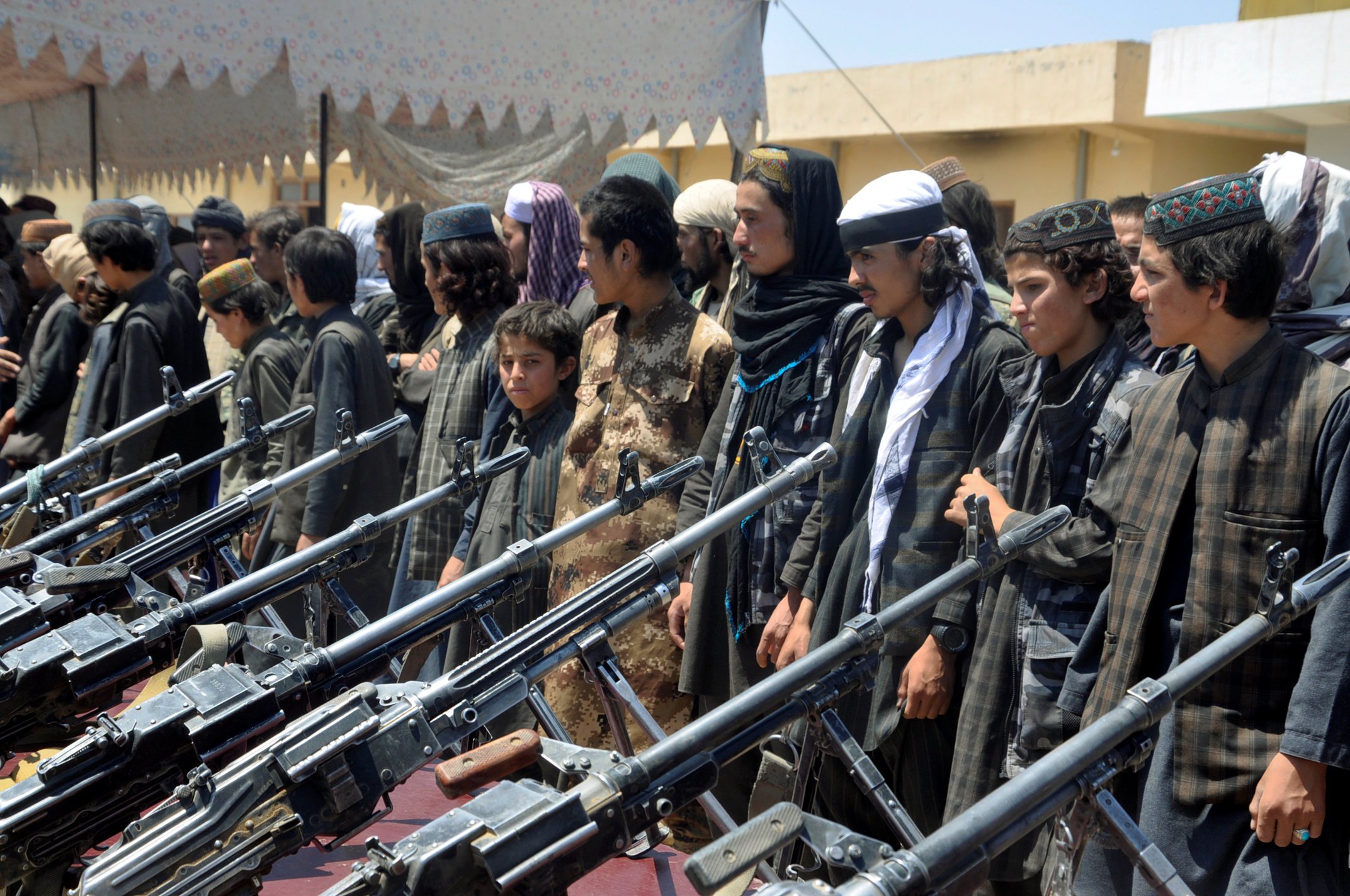 عناصر داعش تسلم أسلحتهم للجيش الأفغانى