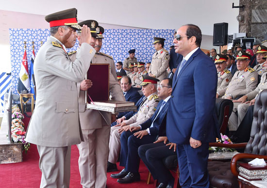 صور الرئيس السيسى يشهد الاحتفال بتخريج الدفعة 156 متطوعين من ضباط الصف المعلمين (6)