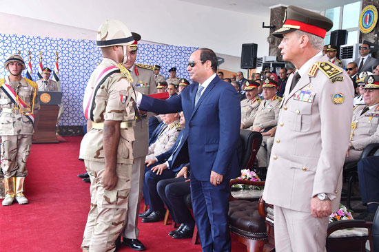 صور الرئيس السيسى يشهد الاحتفال بتخريج الدفعة 156 متطوعين من ضباط الصف المعلمين (4)