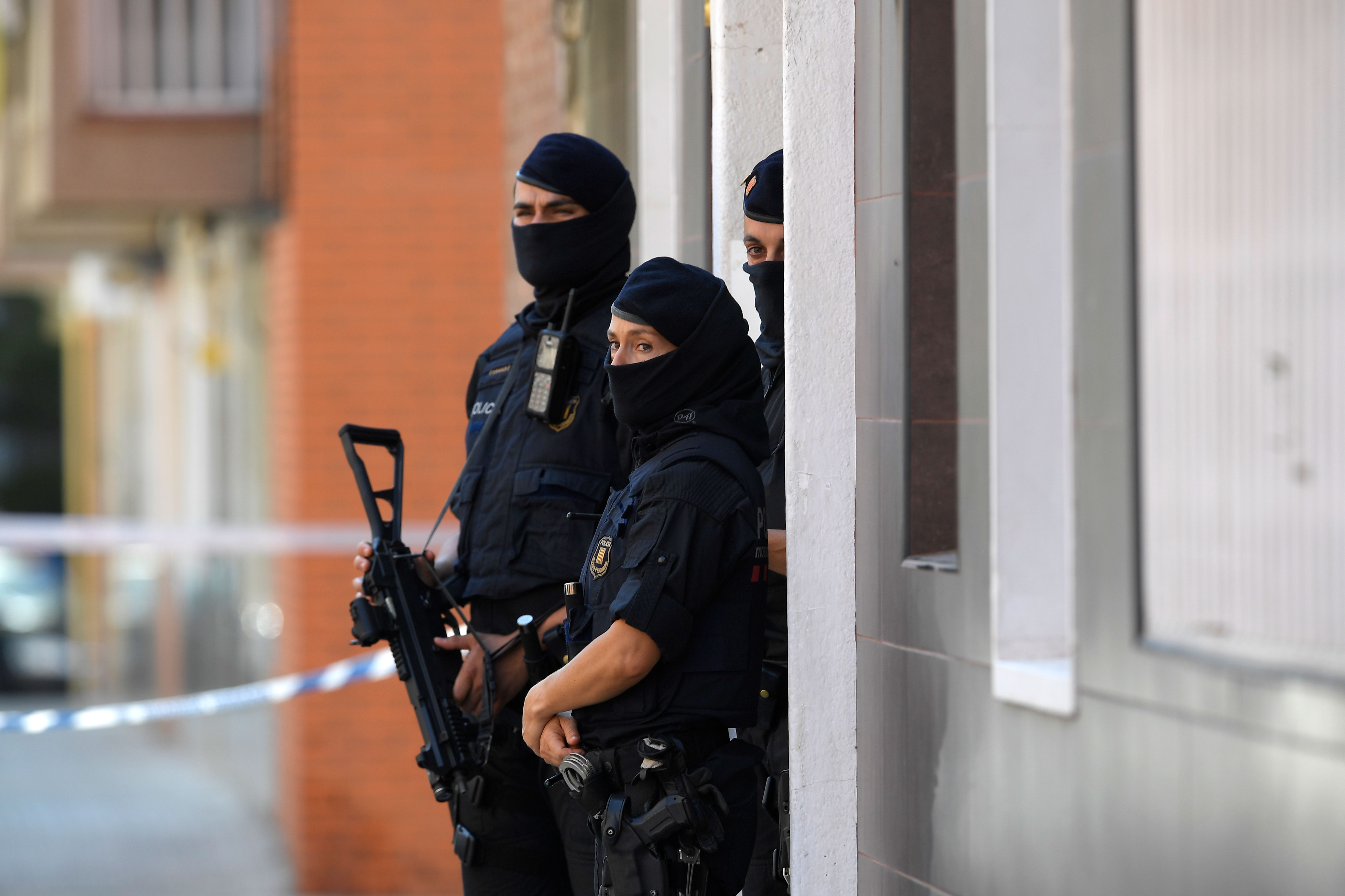 الشرطة الأسبانية تحيط بمكان الهجوم