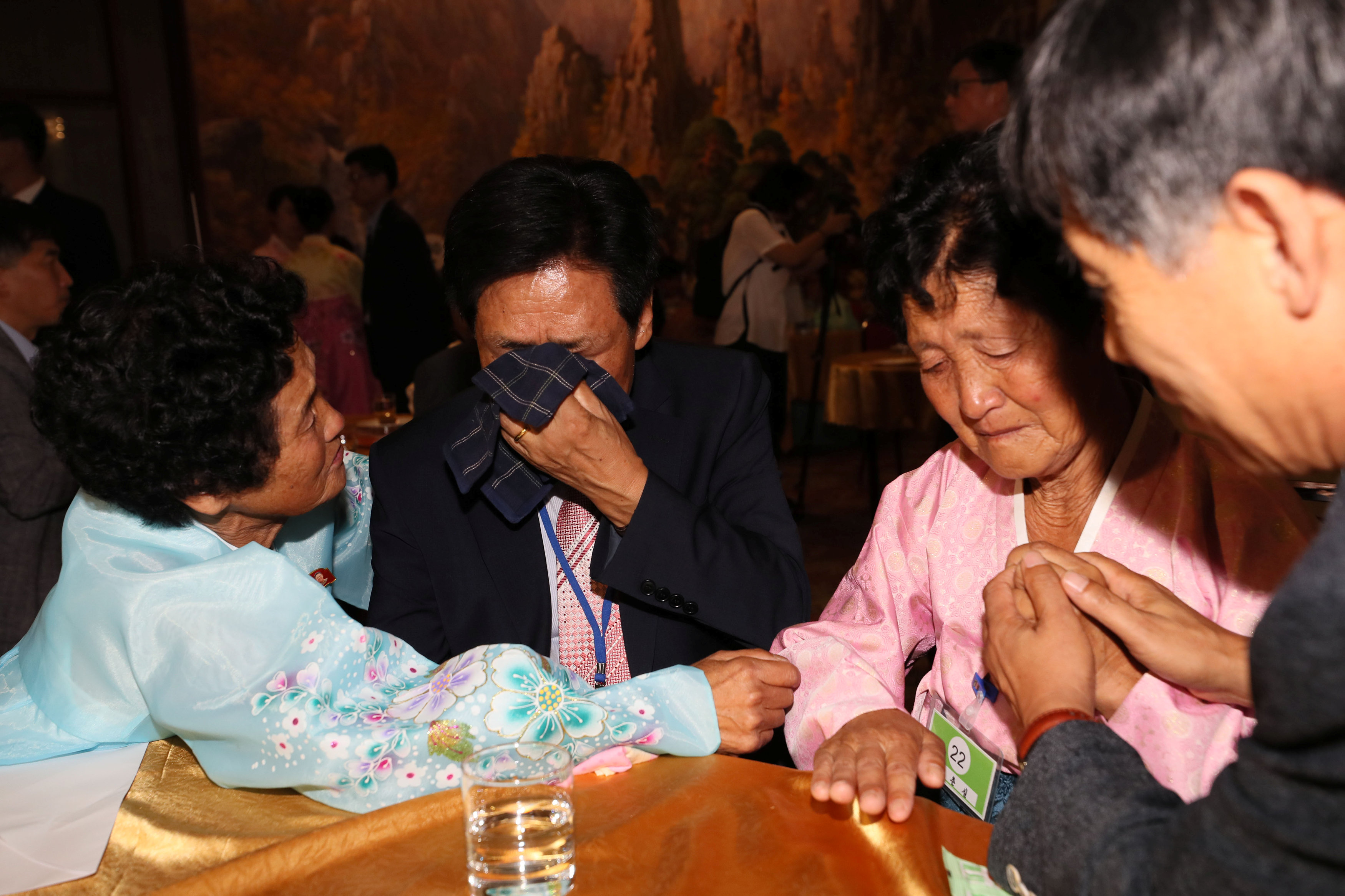 الدموع والأشواق تهيمن على لقاءات الأقرباء من الكوريتين