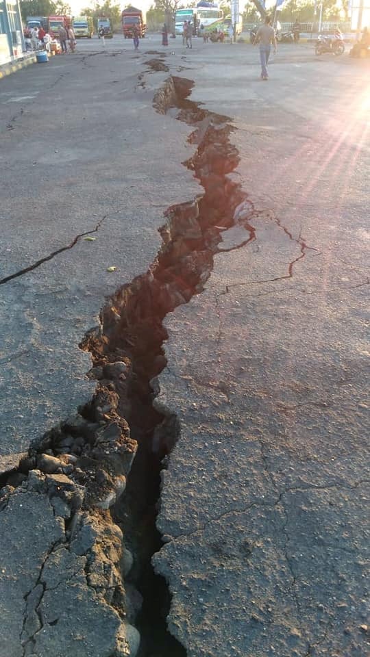 زلزال جزيرة لومبوك الإندونيسية يشق الأرض