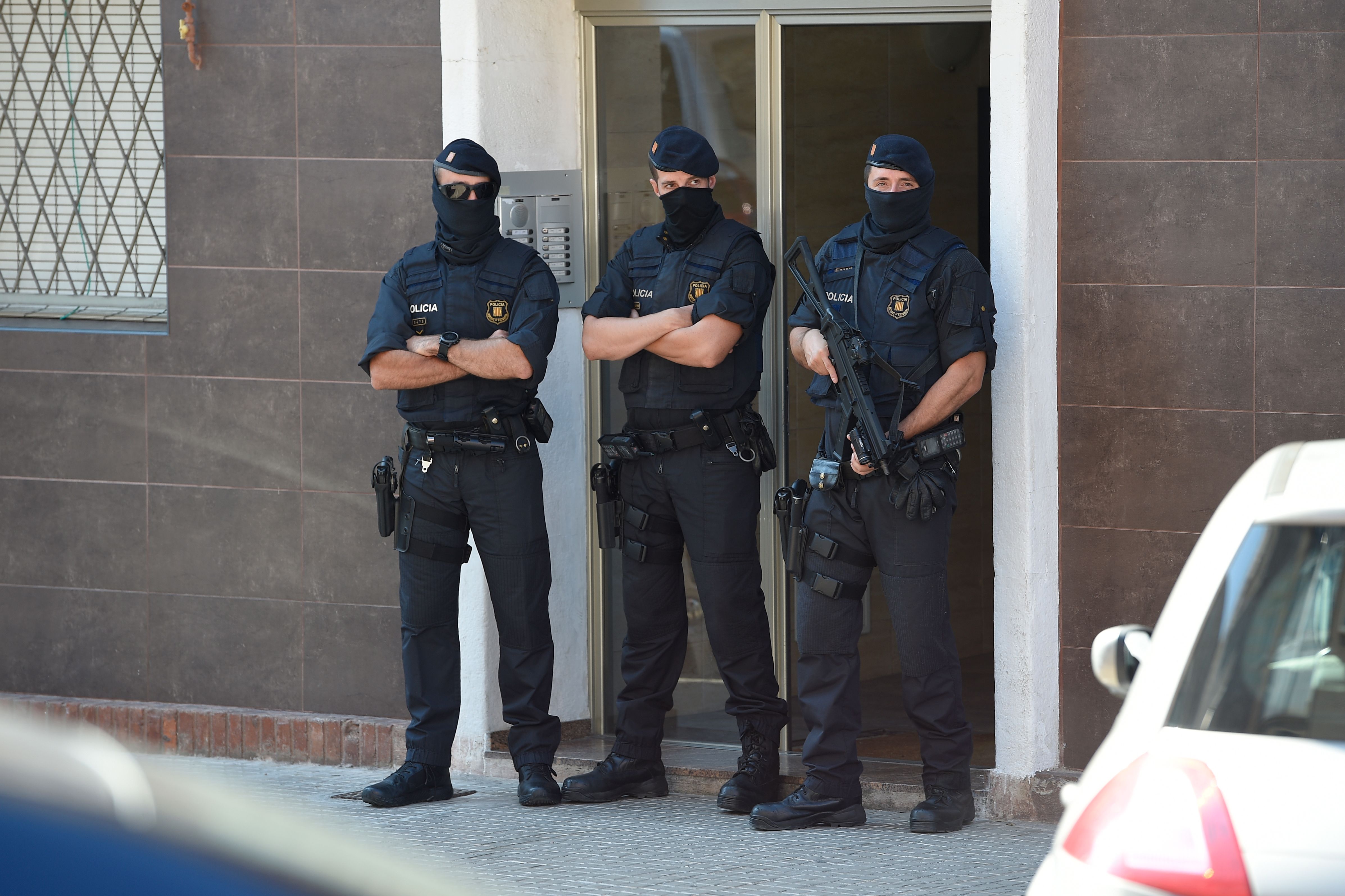 عناصر الشرطة الأسبانية تتواجد بالقرب من مكان الهجوم